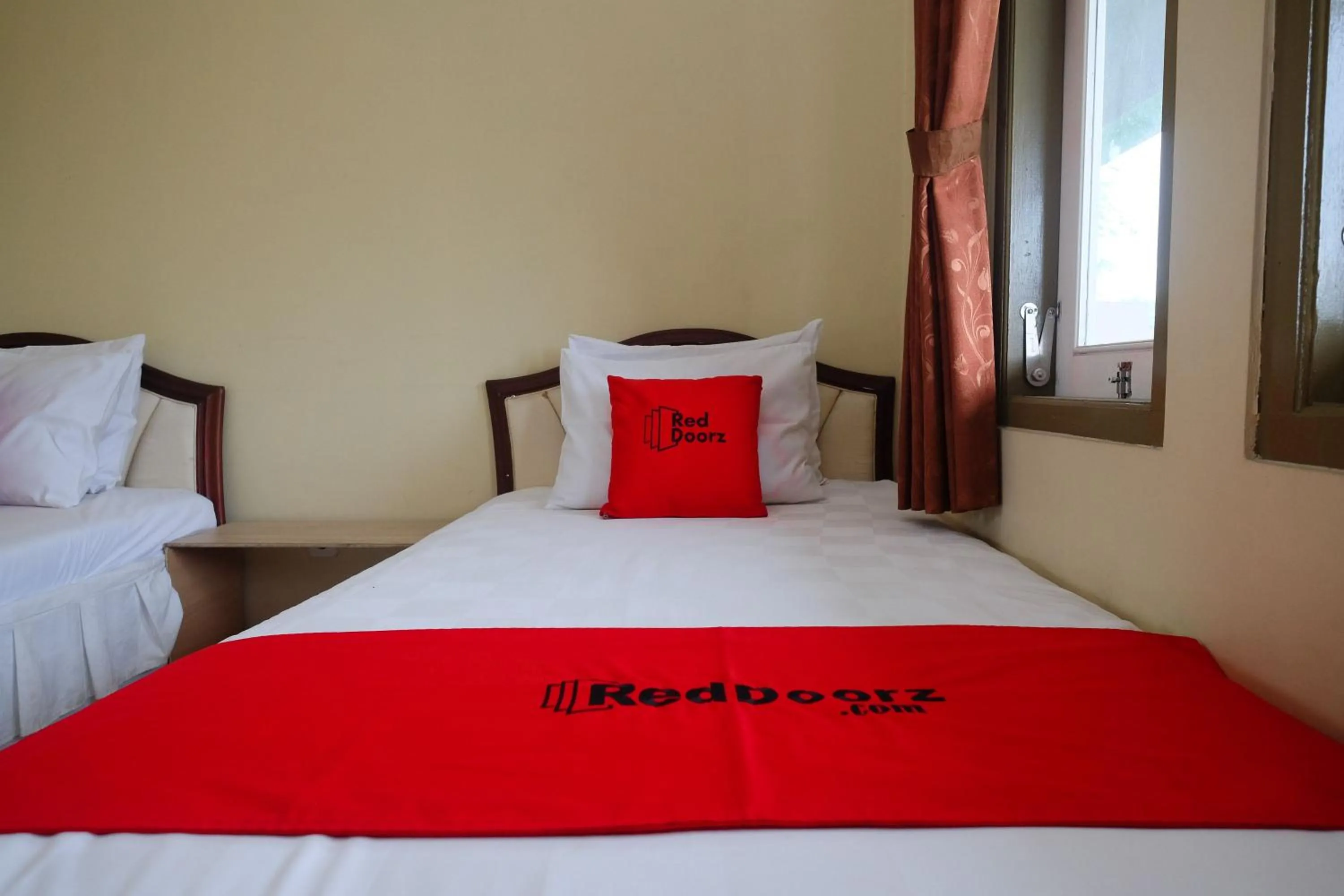 Bedroom, Bed in RedDoorz Syariah near Taman Rekreasi Kalianget Wonosobo