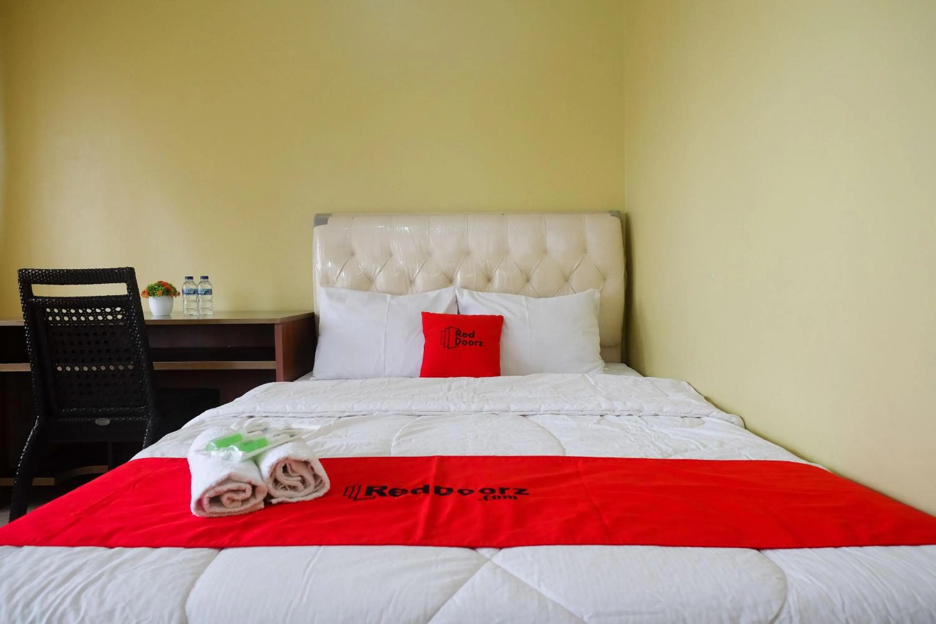 Bedroom, Bed in RedDoorz Syariah near Taman Rekreasi Kalianget Wonosobo