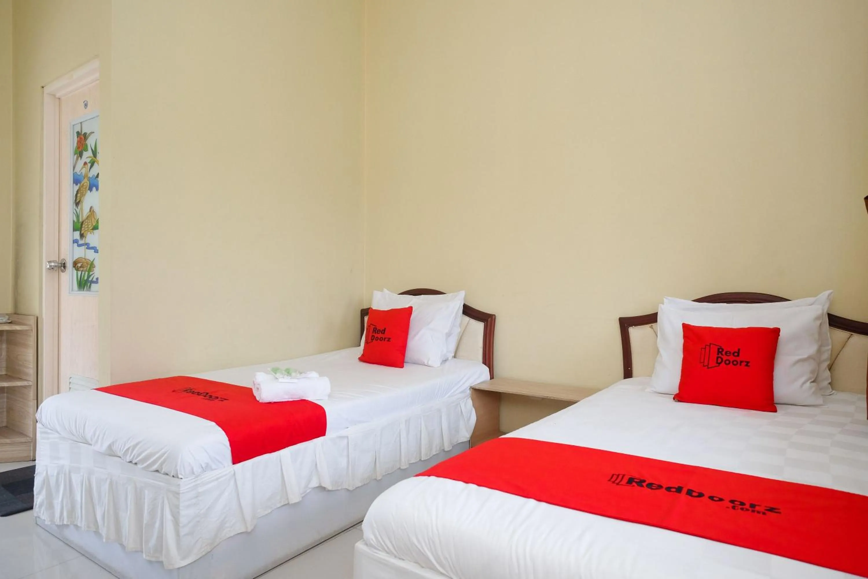 Bedroom, Bed in RedDoorz Syariah near Taman Rekreasi Kalianget Wonosobo