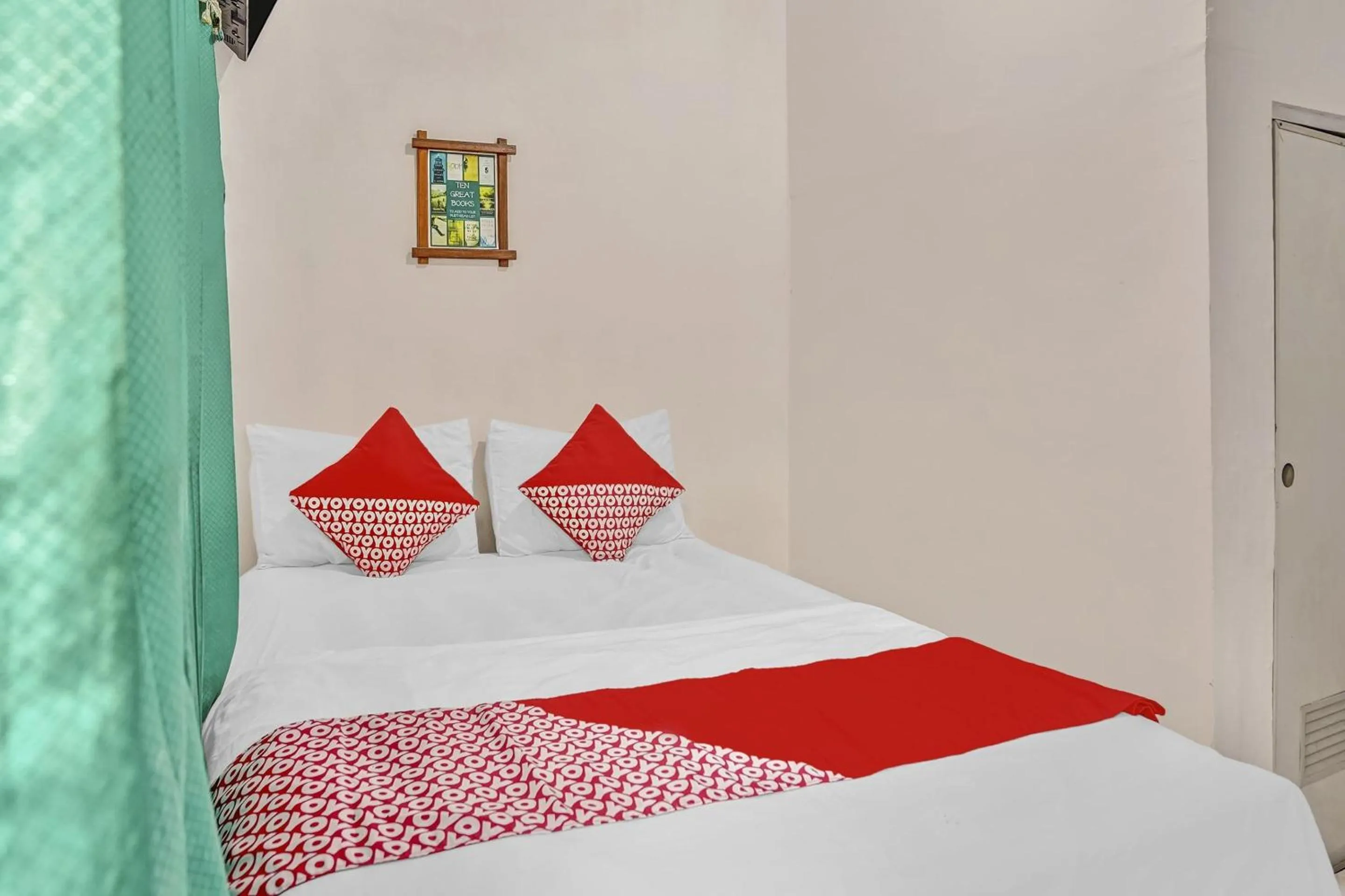 Bedroom, Bed in OYO Life 90523 Homestay Jenggolo