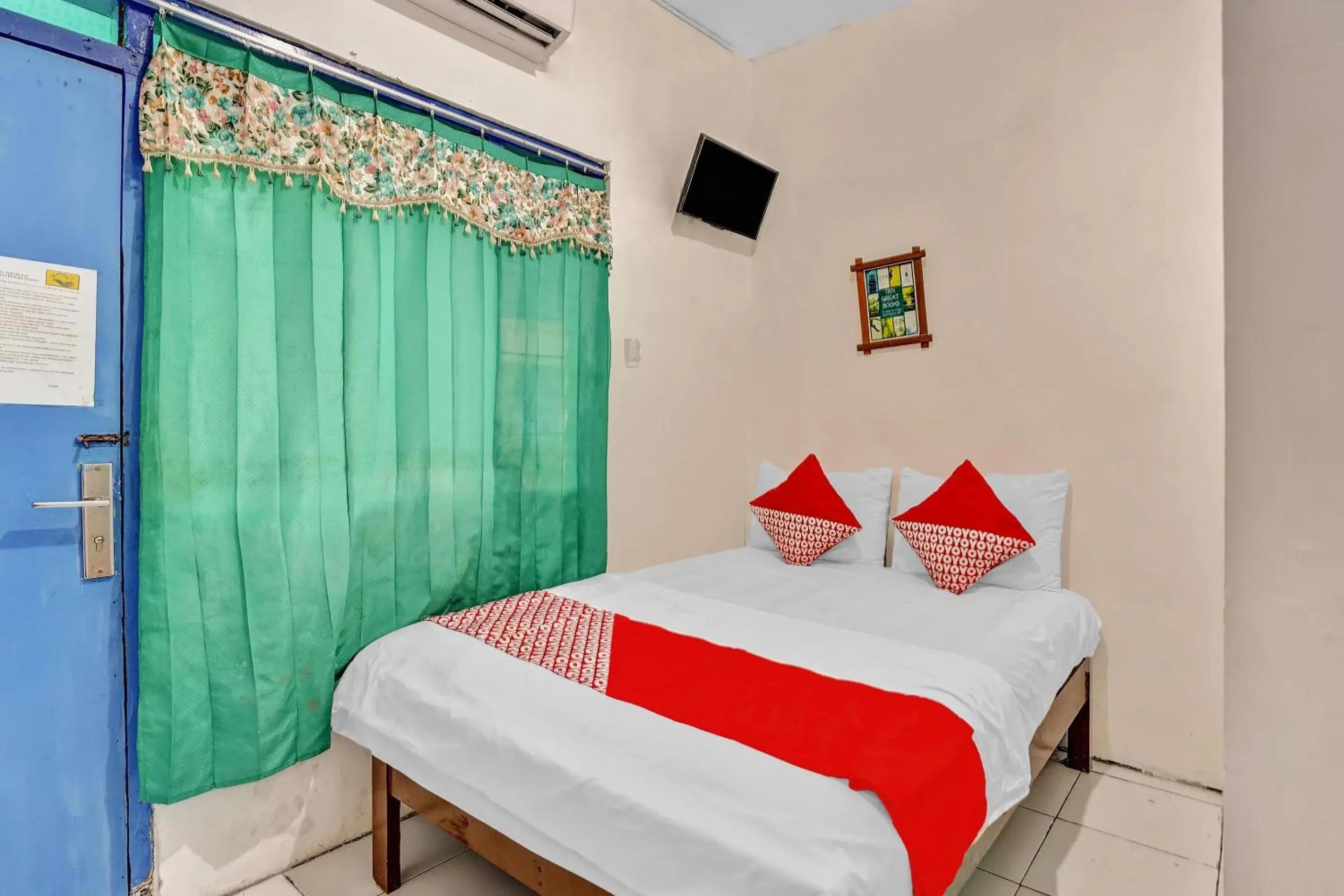 Standard Double Room in OYO Life 90523 Homestay Jenggolo Standard Double Room in OYO Life 90523 Homestay Jenggolo