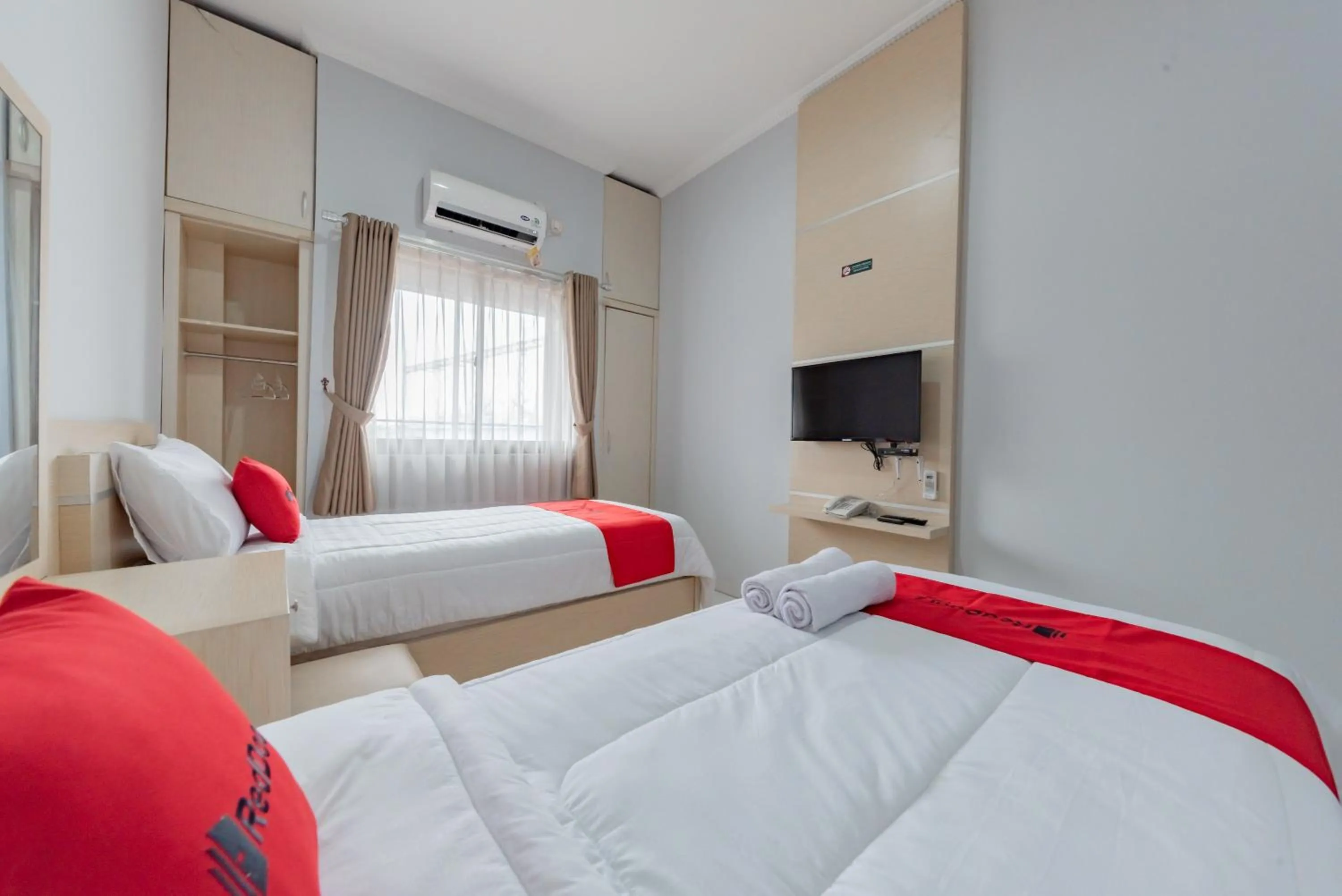 Bed in RedDoorz at Kandaga 80 near Stadium Arcamanik