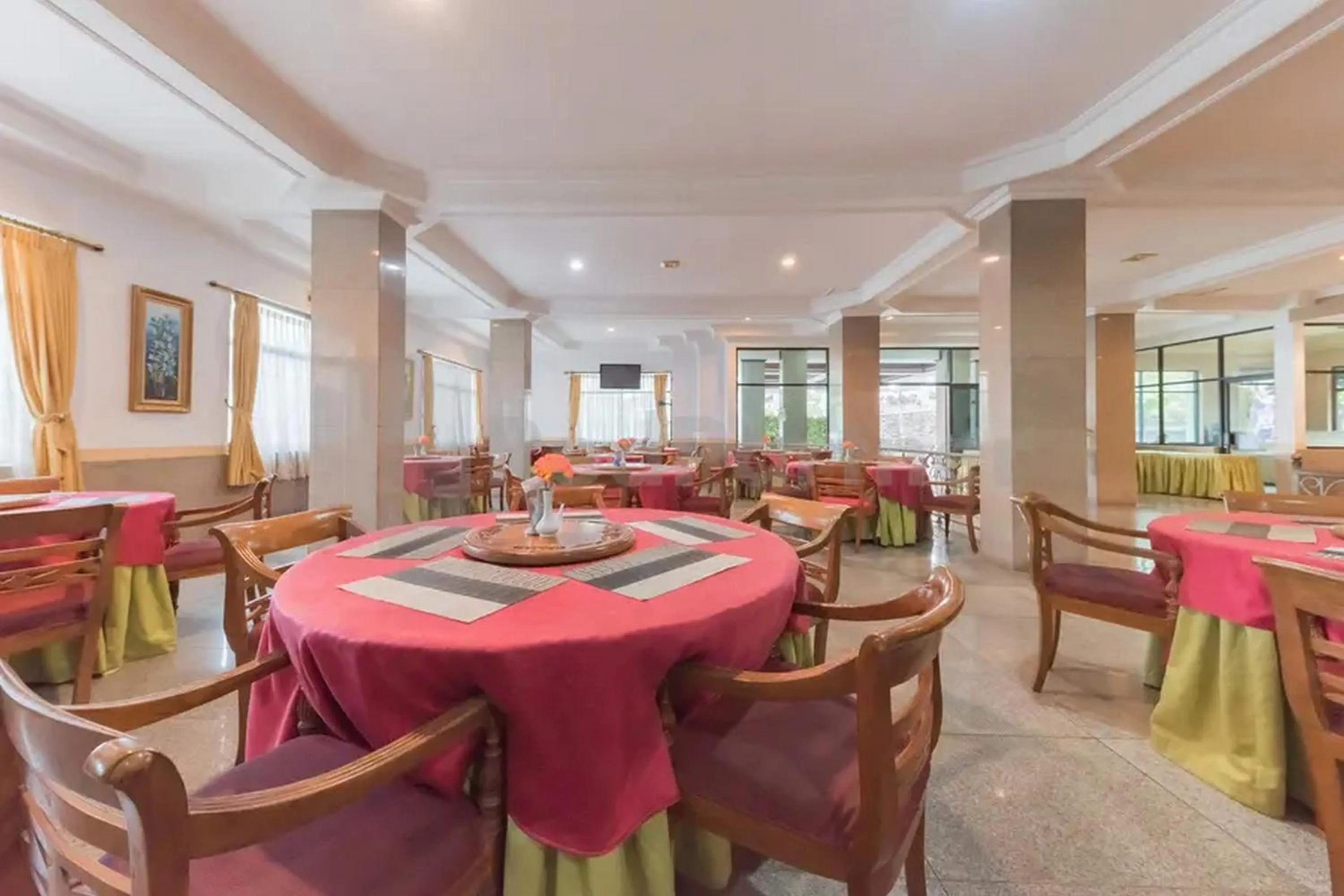 Restaurant/places to eat in Hotel Ayong Linggarjati Kuningan Mitra RedDoorz