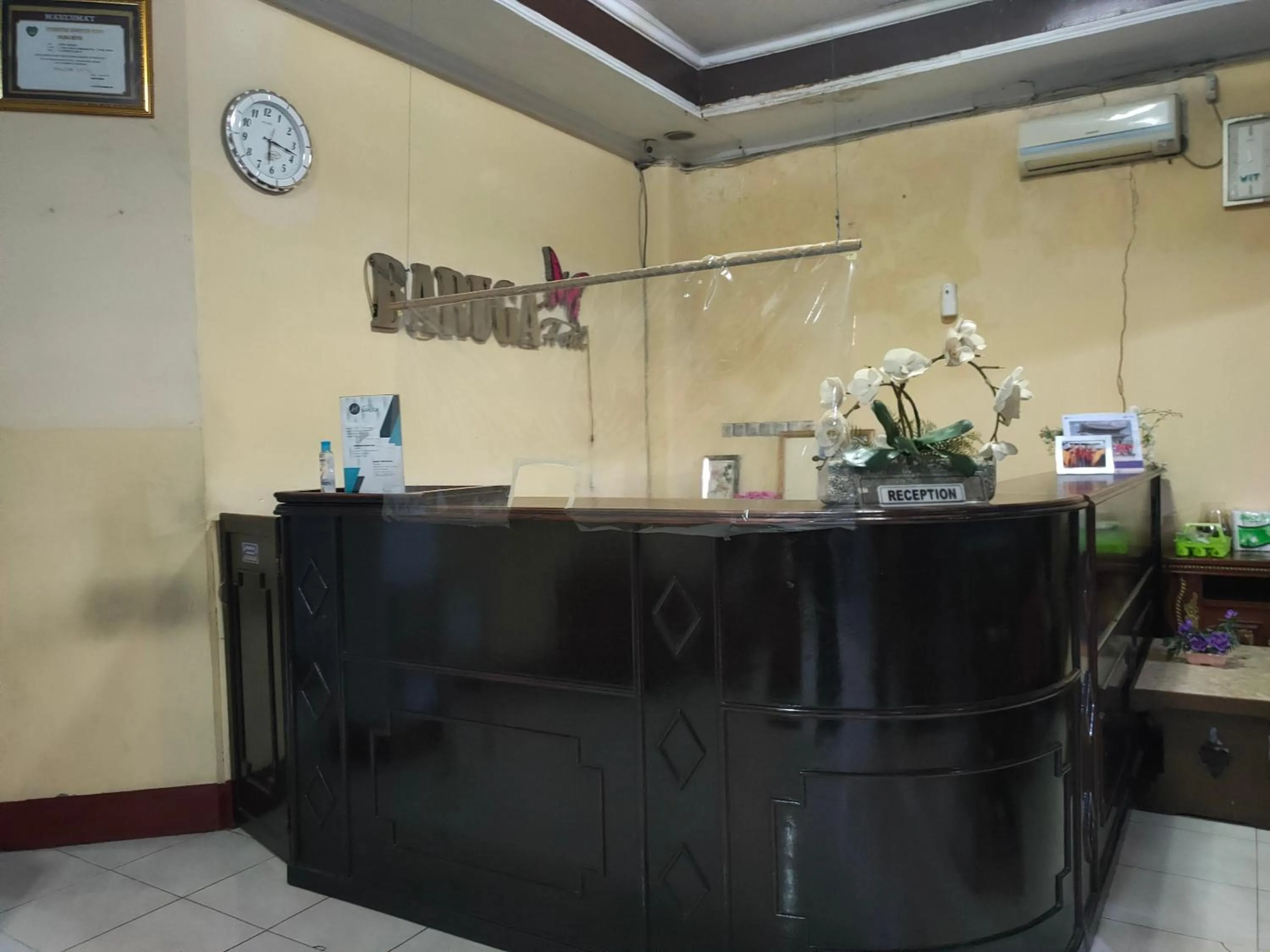 Lobby or reception in Hotel O Baruga Makassar