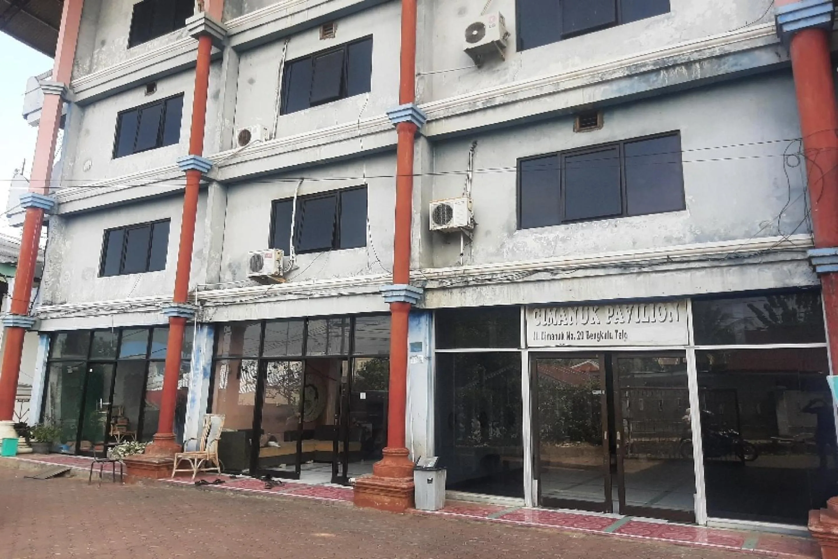 Facade/entrance in Hotel O Cimanuk Pavilion