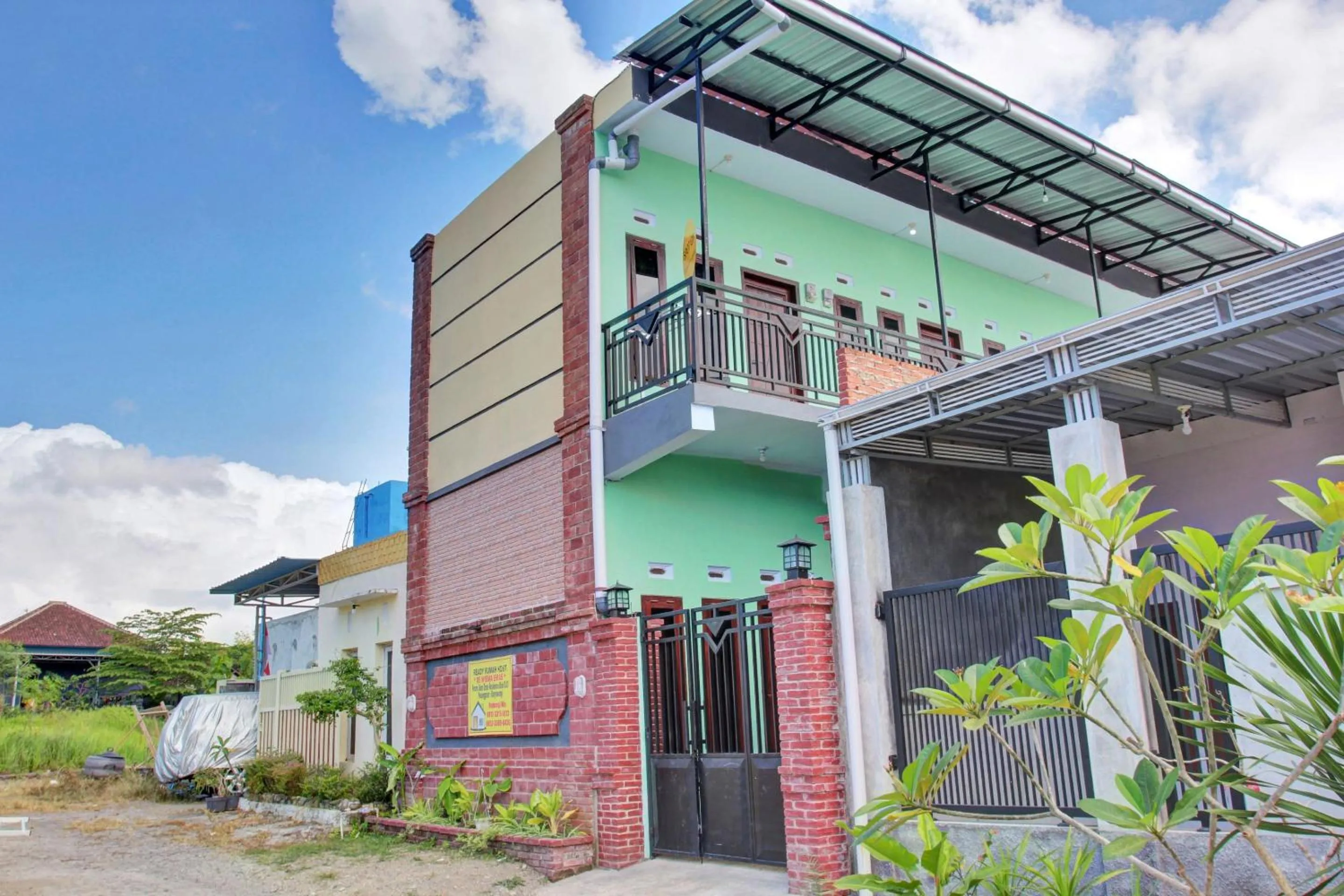 Facade/entrance in OYO 90537 De Wisma Emas