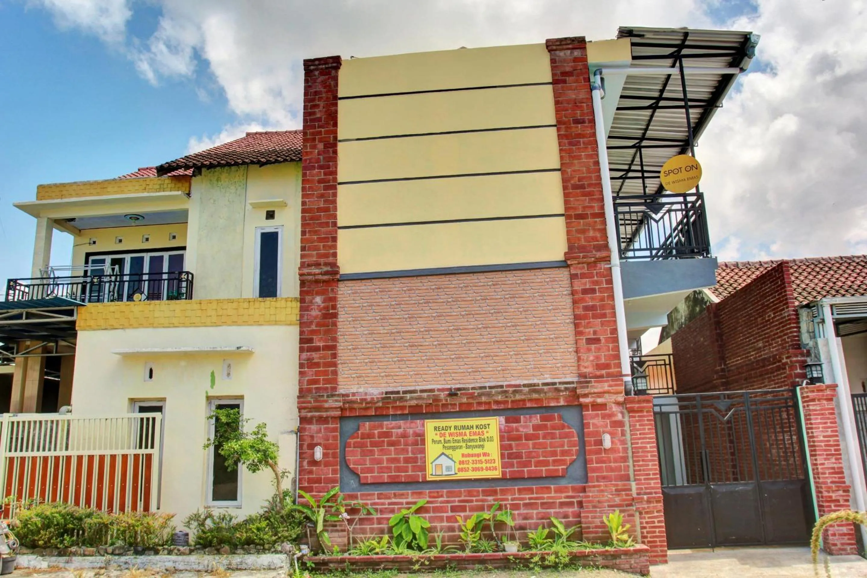 Facade/entrance in OYO 90537 De Wisma Emas