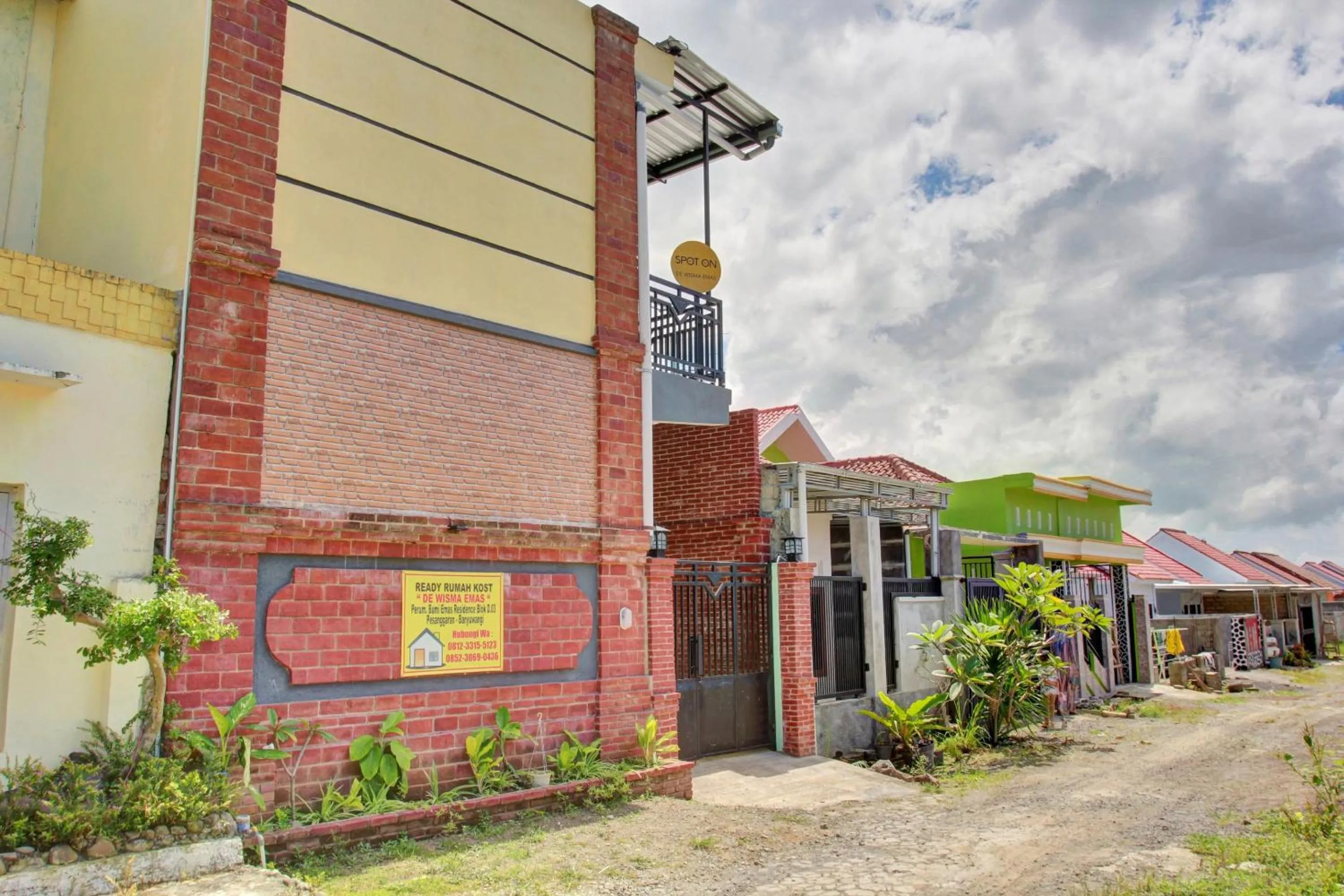 Facade/entrance in OYO 90537 De Wisma Emas