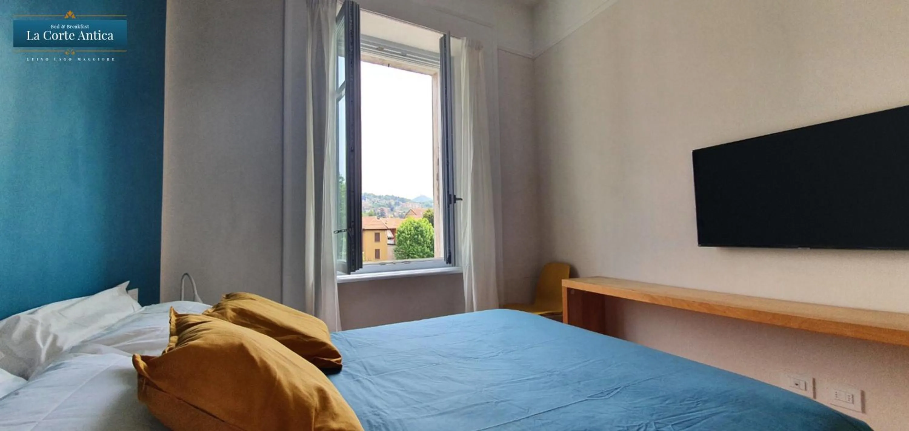 Photo of the whole room in B&B La Corte Antica - Luino Lago Maggiore