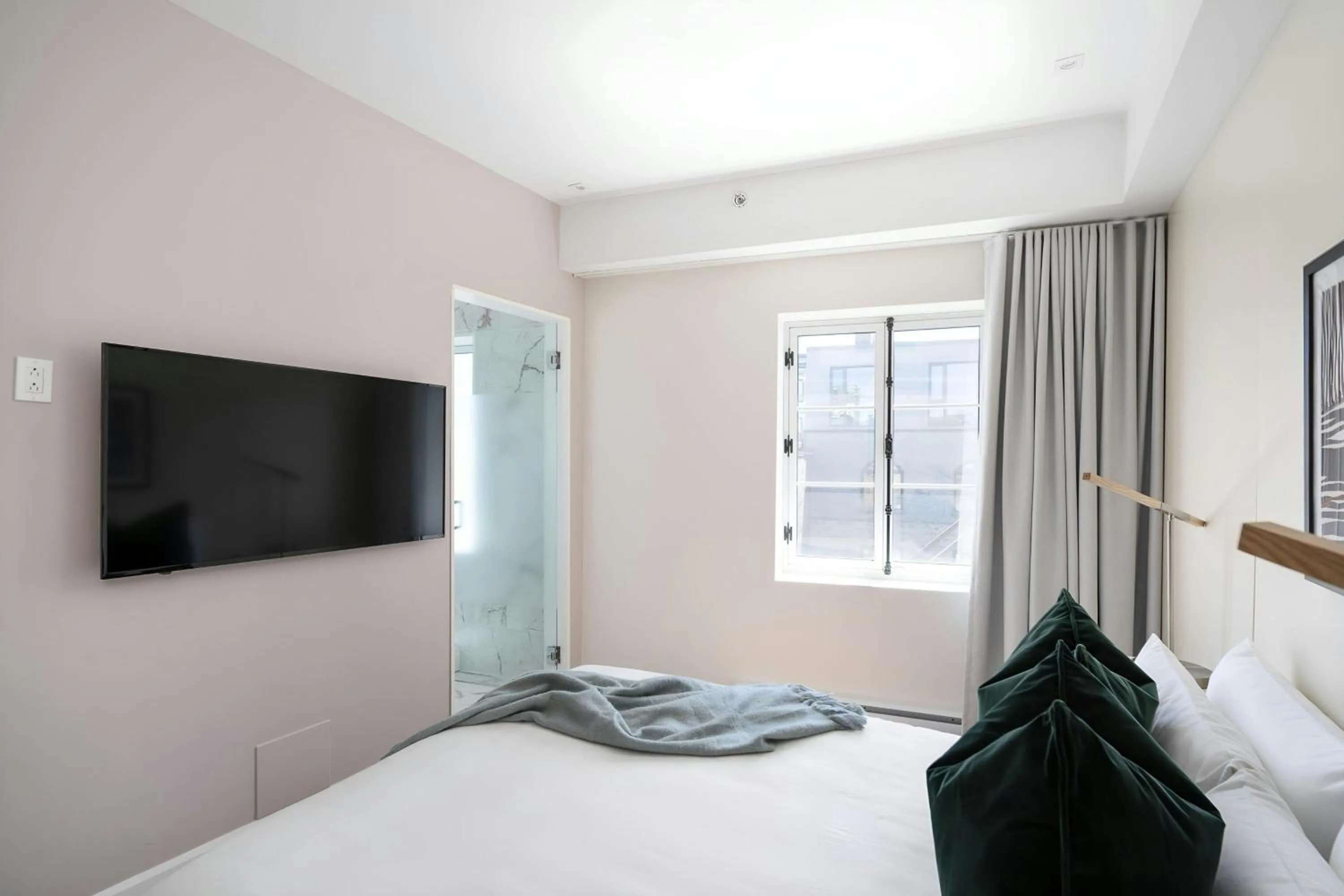 Bedroom in Sonder by Marriott Bonvoy La Galerie