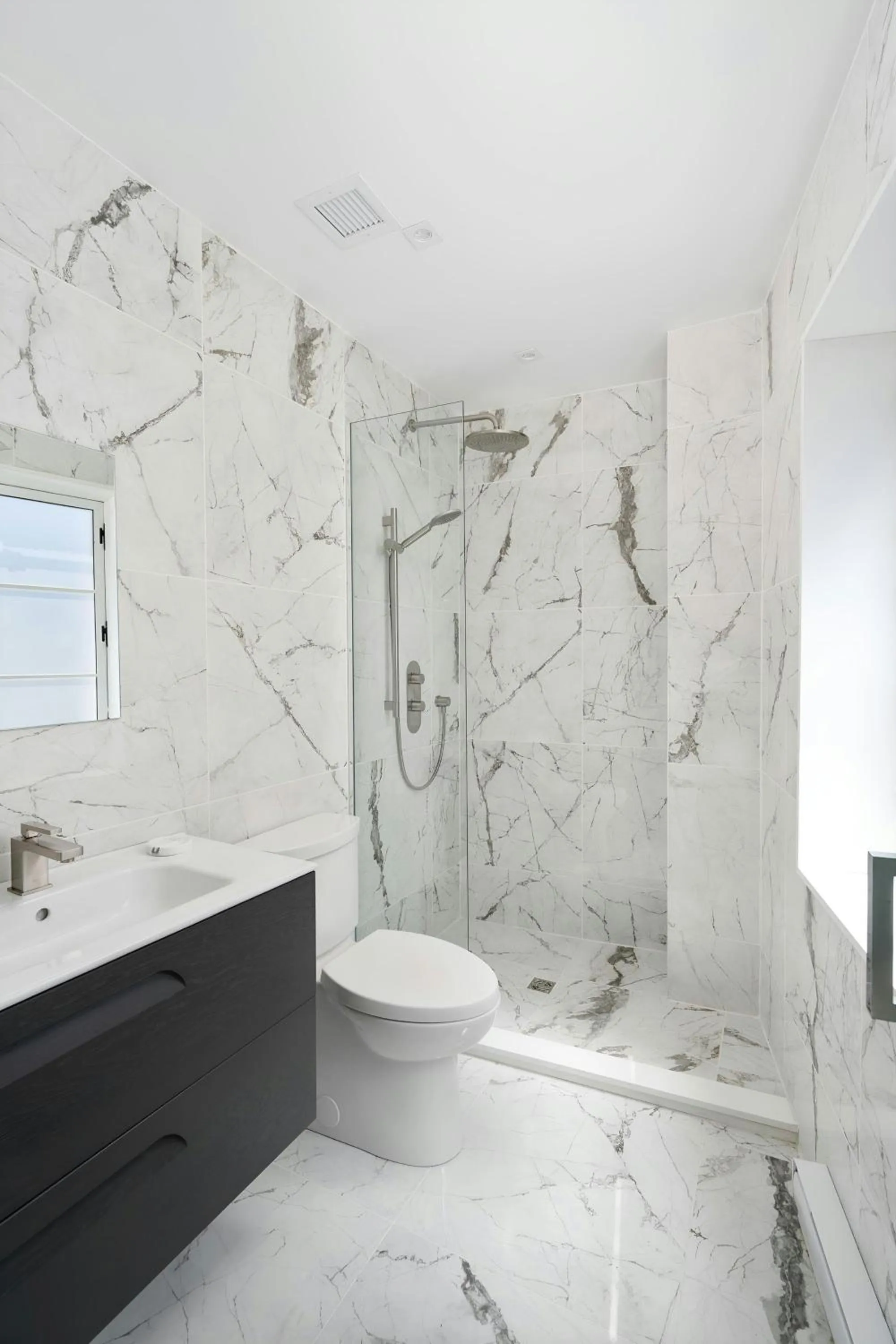 Bathroom in Sonder by Marriott Bonvoy La Galerie