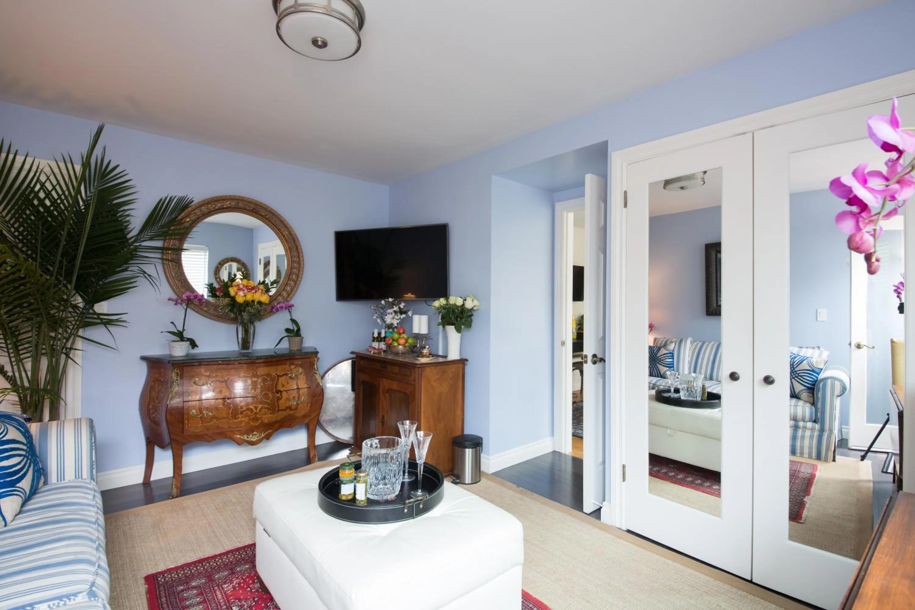 Living room in Overlooking Marina del Rey sailboats, is Green Ginger Playa Del Rey on the bluff,