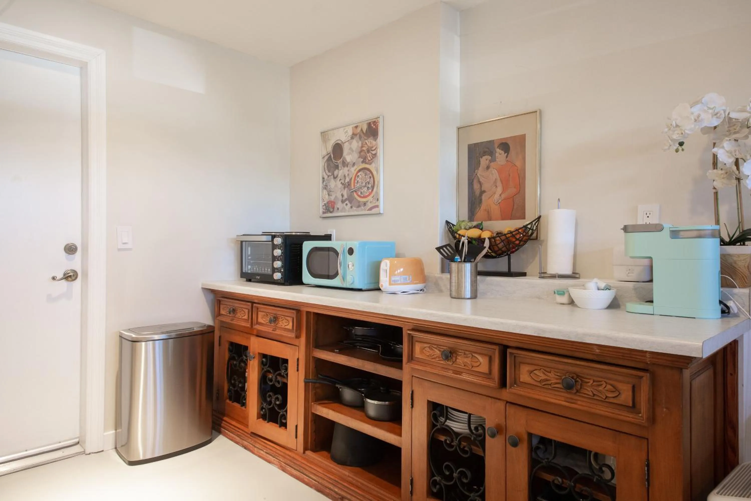 Kitchen or kitchenette in Overlooking Marina del Rey sailboats, is Green Ginger Playa Del Rey on the bluff,