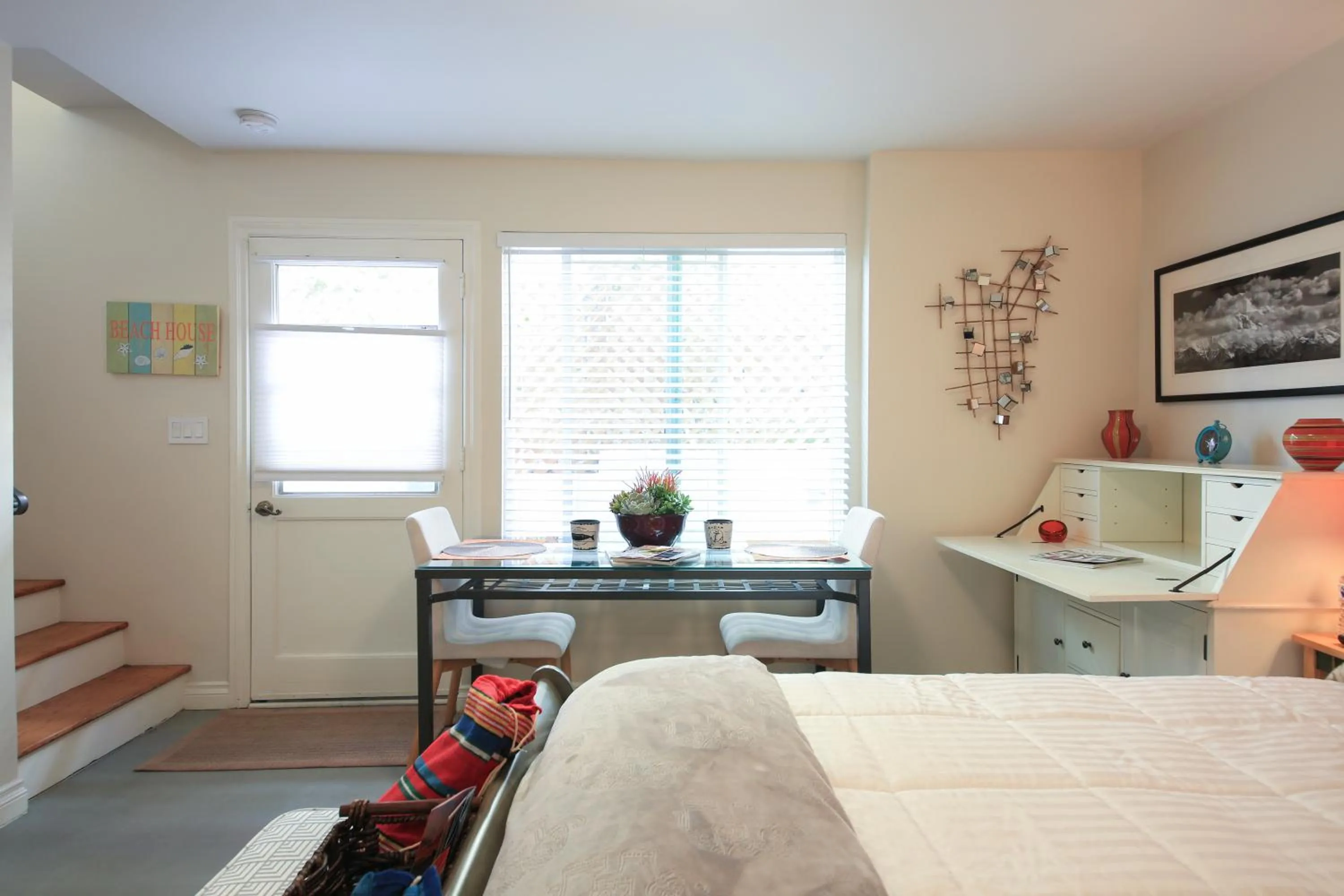 Bedroom, Bed in Overlooking Marina del Rey sailboats, is Green Ginger Playa Del Rey on the bluff,