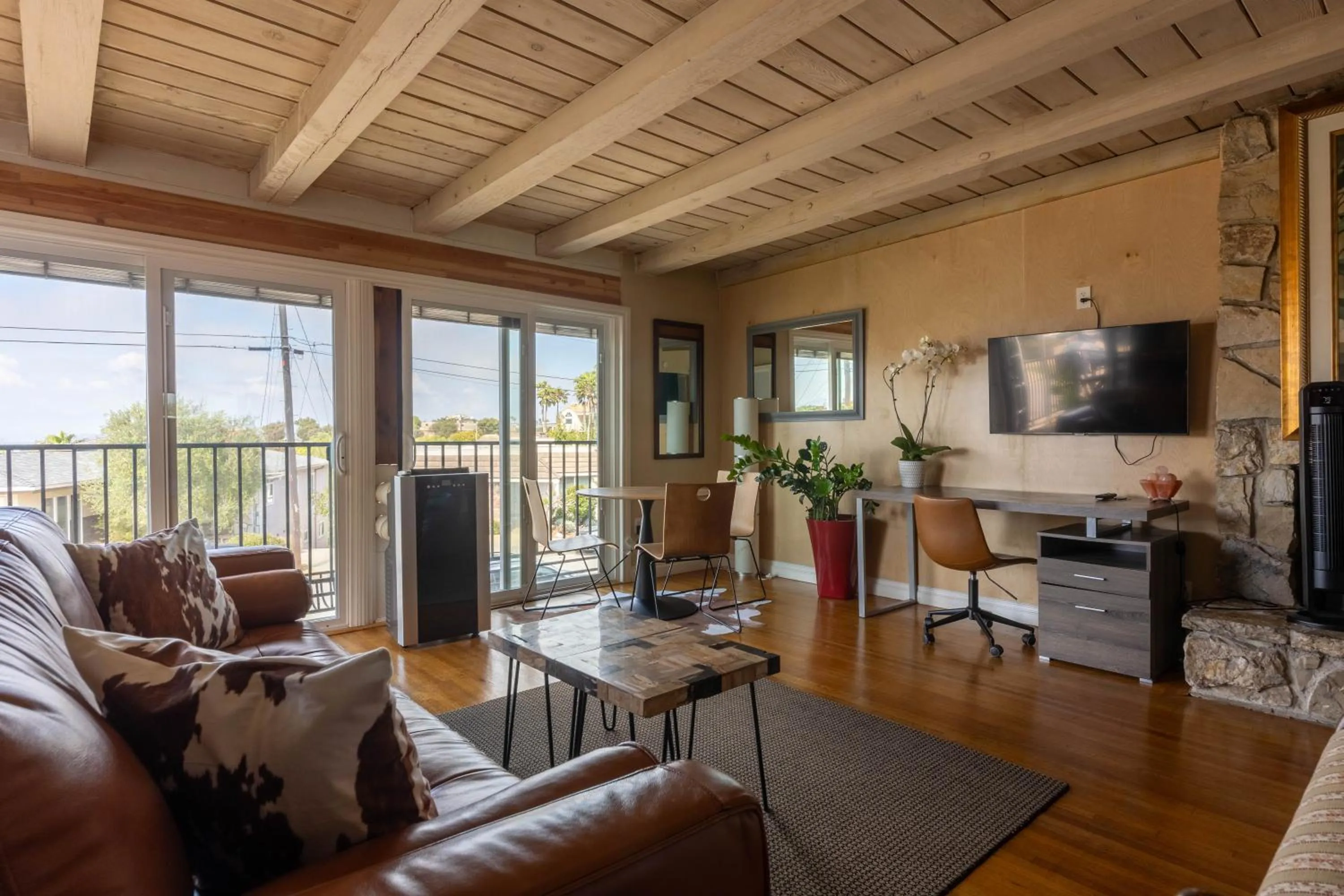 Communal lounge/ TV room in Overlooking Marina del Rey sailboats, is Green Ginger Playa Del Rey on the bluff,