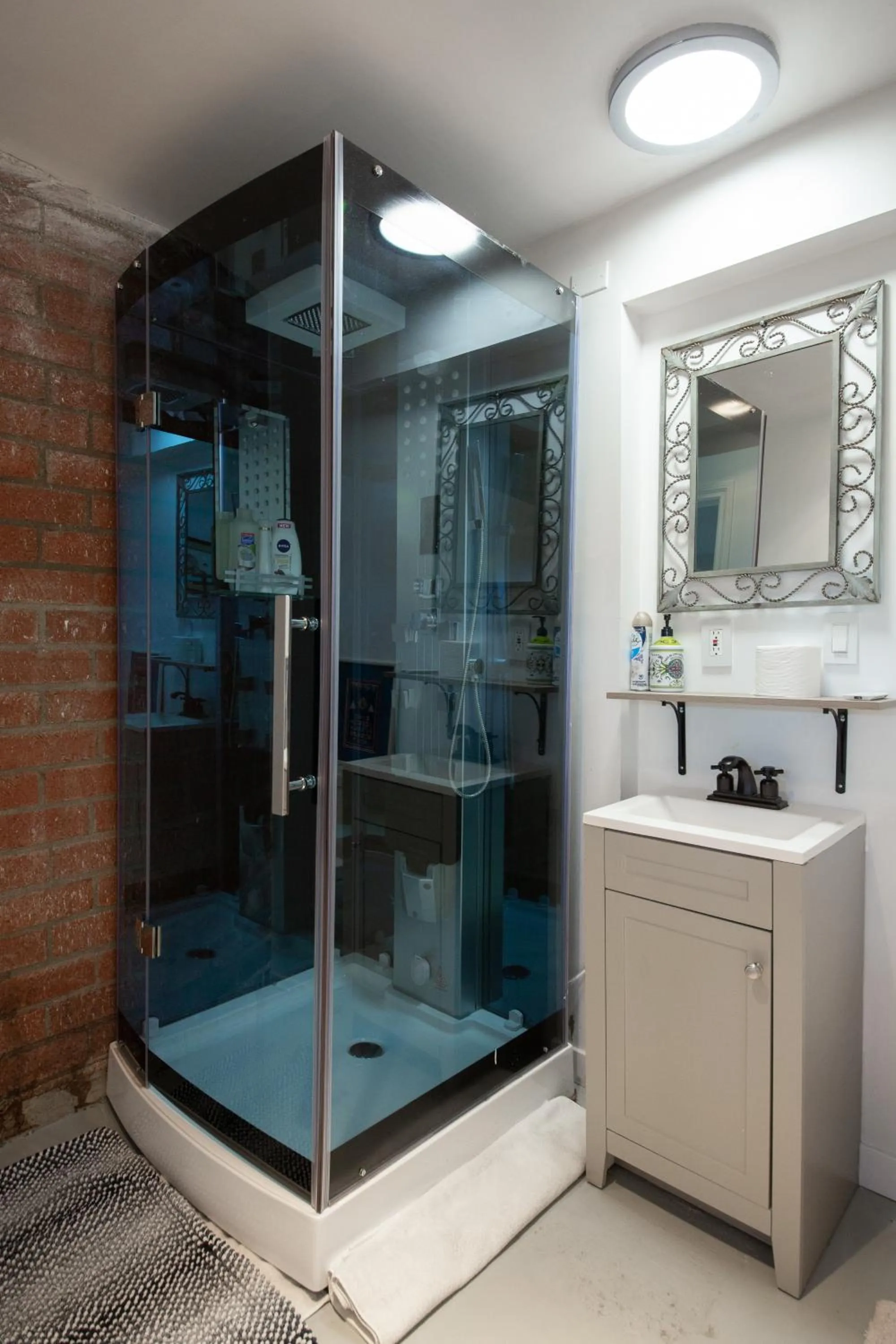 Bathroom in Overlooking Marina del Rey sailboats, is Green Ginger Playa Del Rey on the bluff,