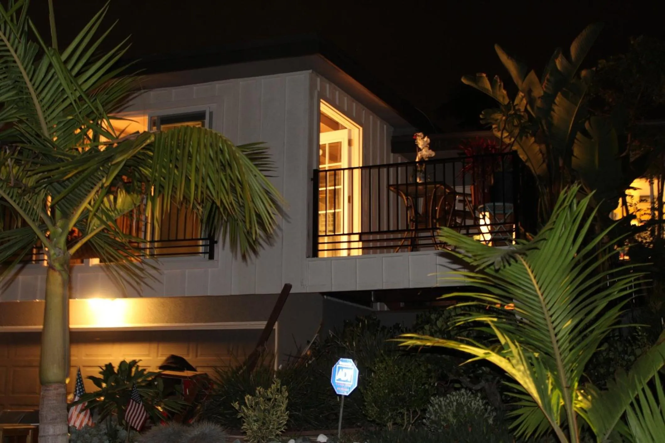 Property building in Overlooking Marina del Rey sailboats, is Green Ginger Playa Del Rey on the bluff,