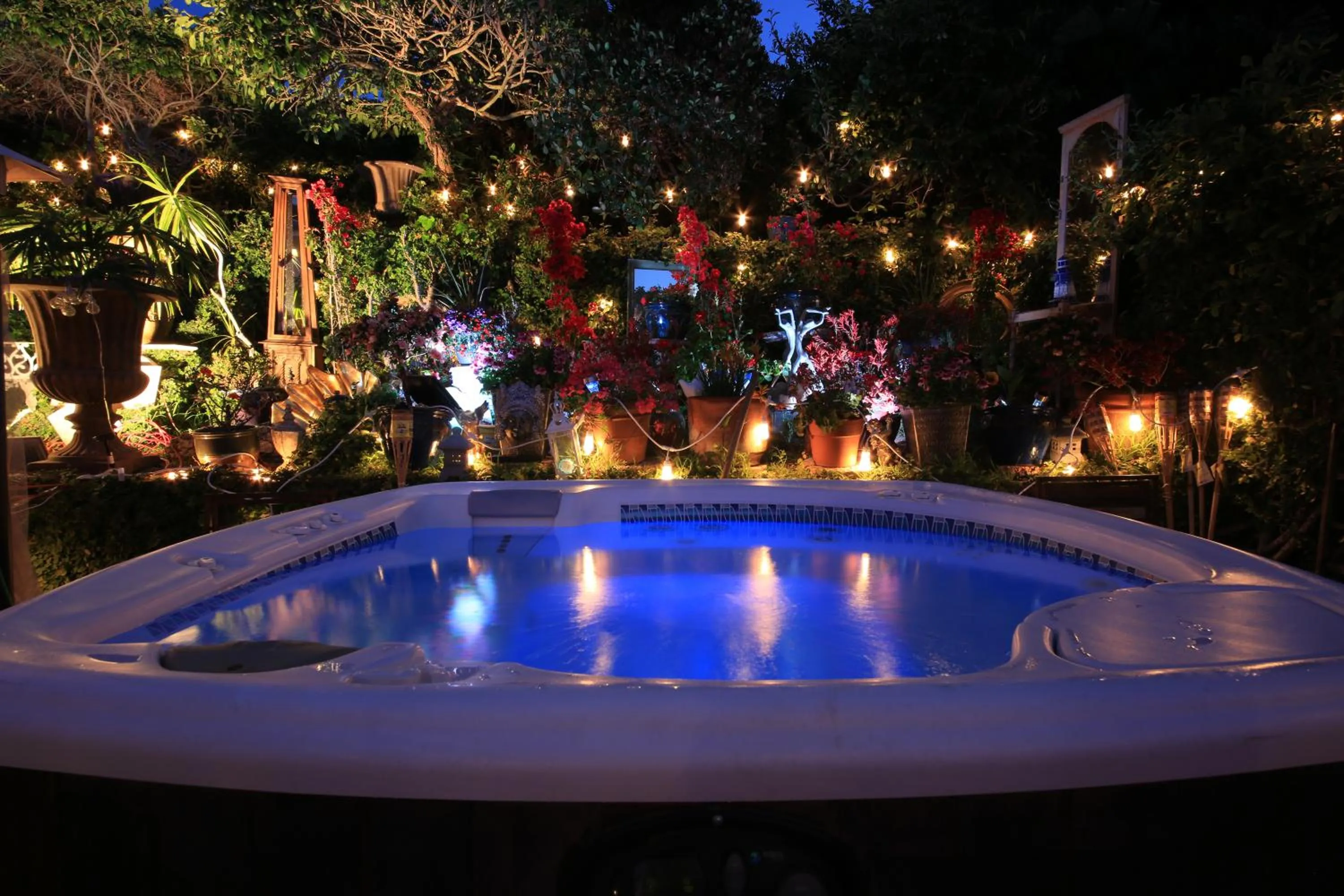 Hot Tub in Overlooking Marina del Rey sailboats, is Green Ginger Playa Del Rey on the bluff,