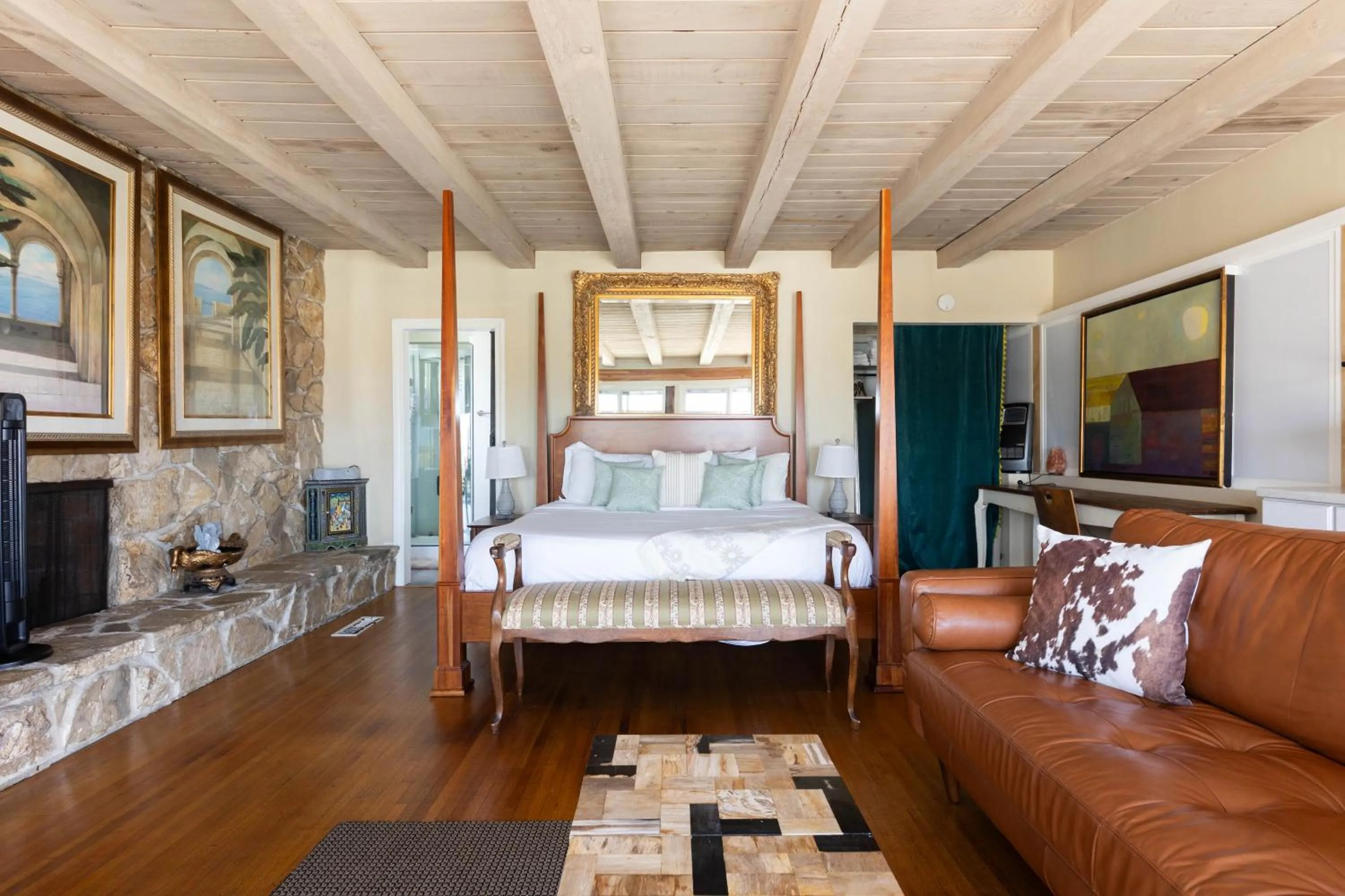 Bed in Overlooking Marina del Rey sailboats, is Green Ginger Playa Del Rey on the bluff,