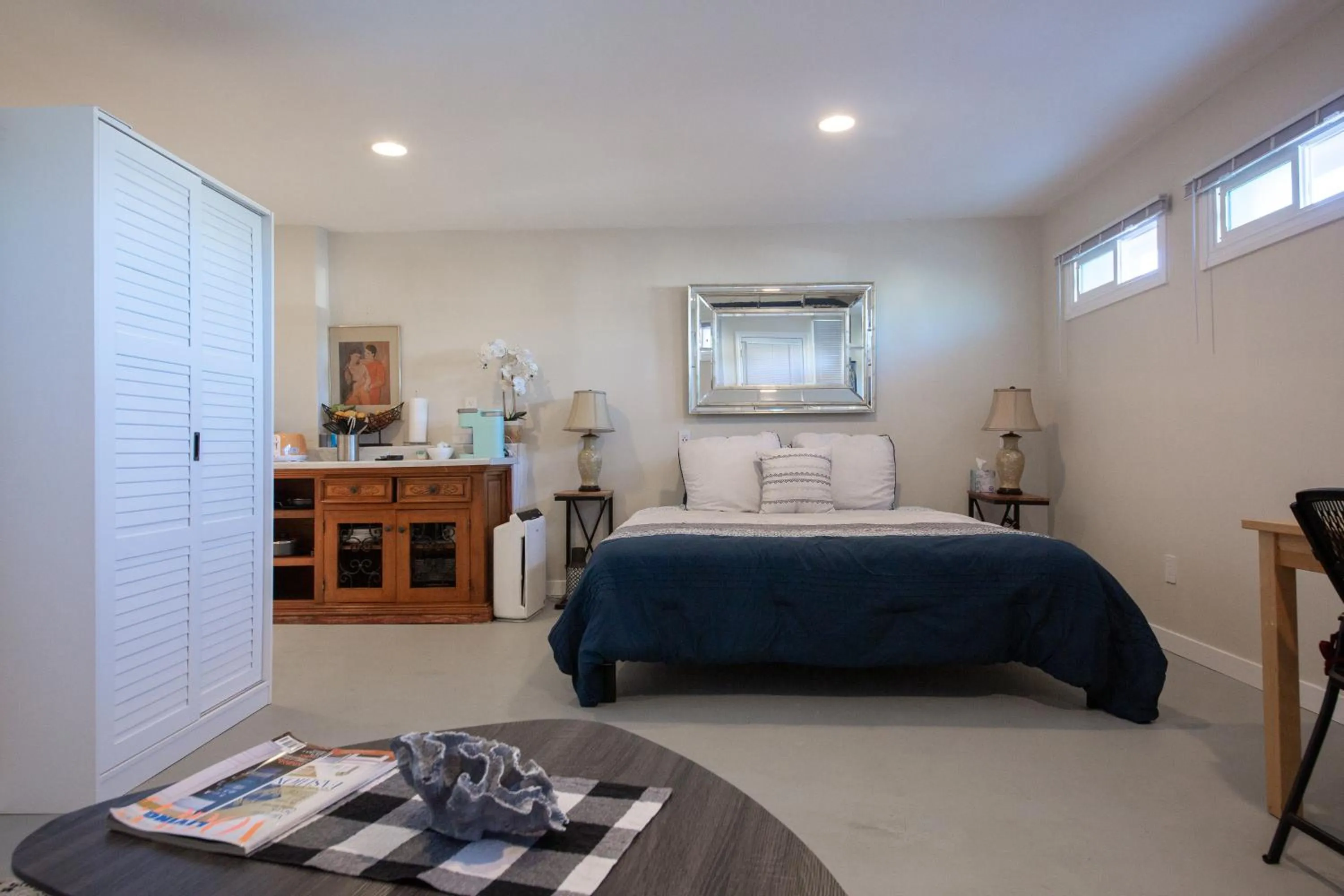 Bed in Overlooking Marina del Rey sailboats, is Green Ginger Playa Del Rey on the bluff,