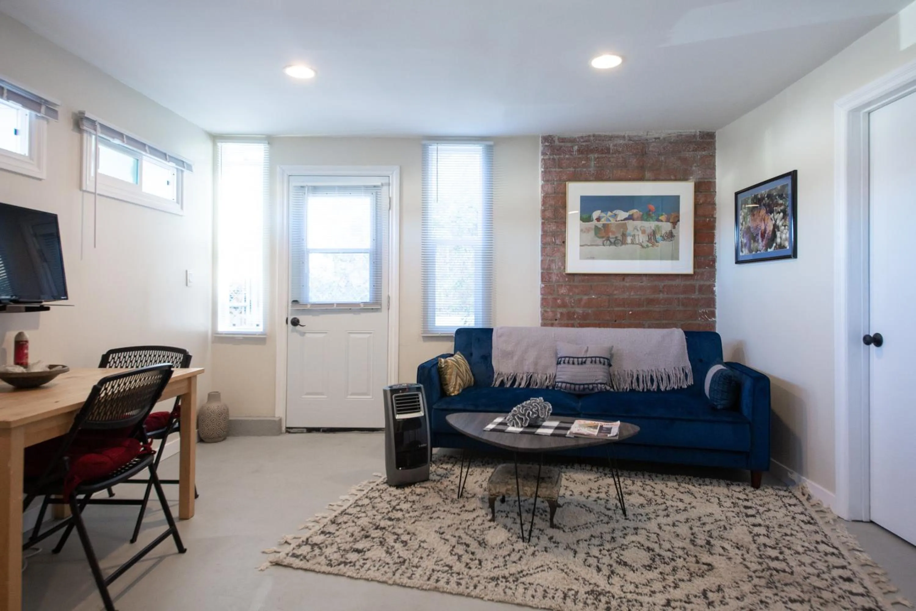 Seating area in Overlooking Marina del Rey sailboats, is Green Ginger Playa Del Rey on the bluff,