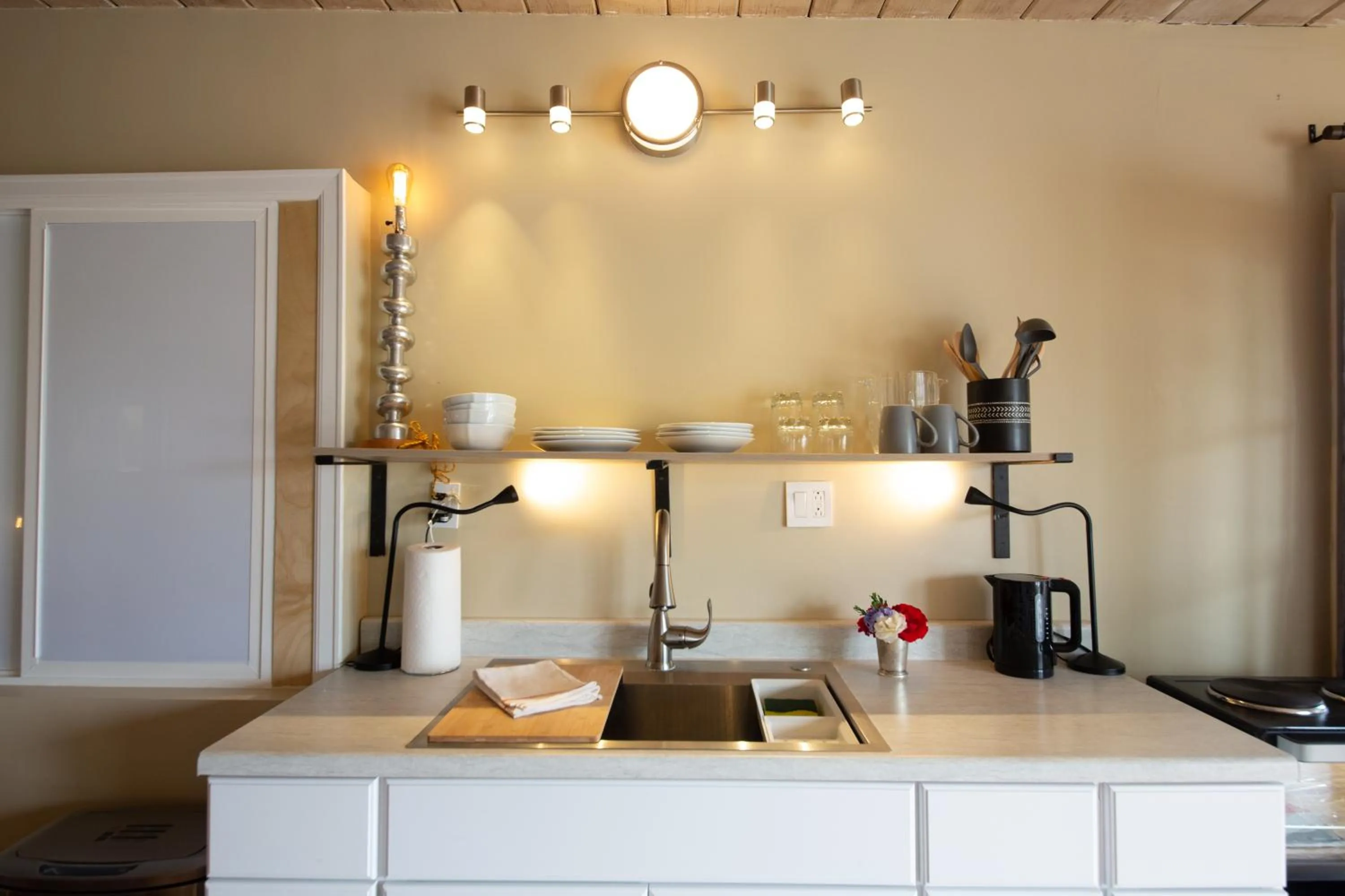 Kitchen or kitchenette in Overlooking Marina del Rey sailboats, is Green Ginger Playa Del Rey on the bluff,