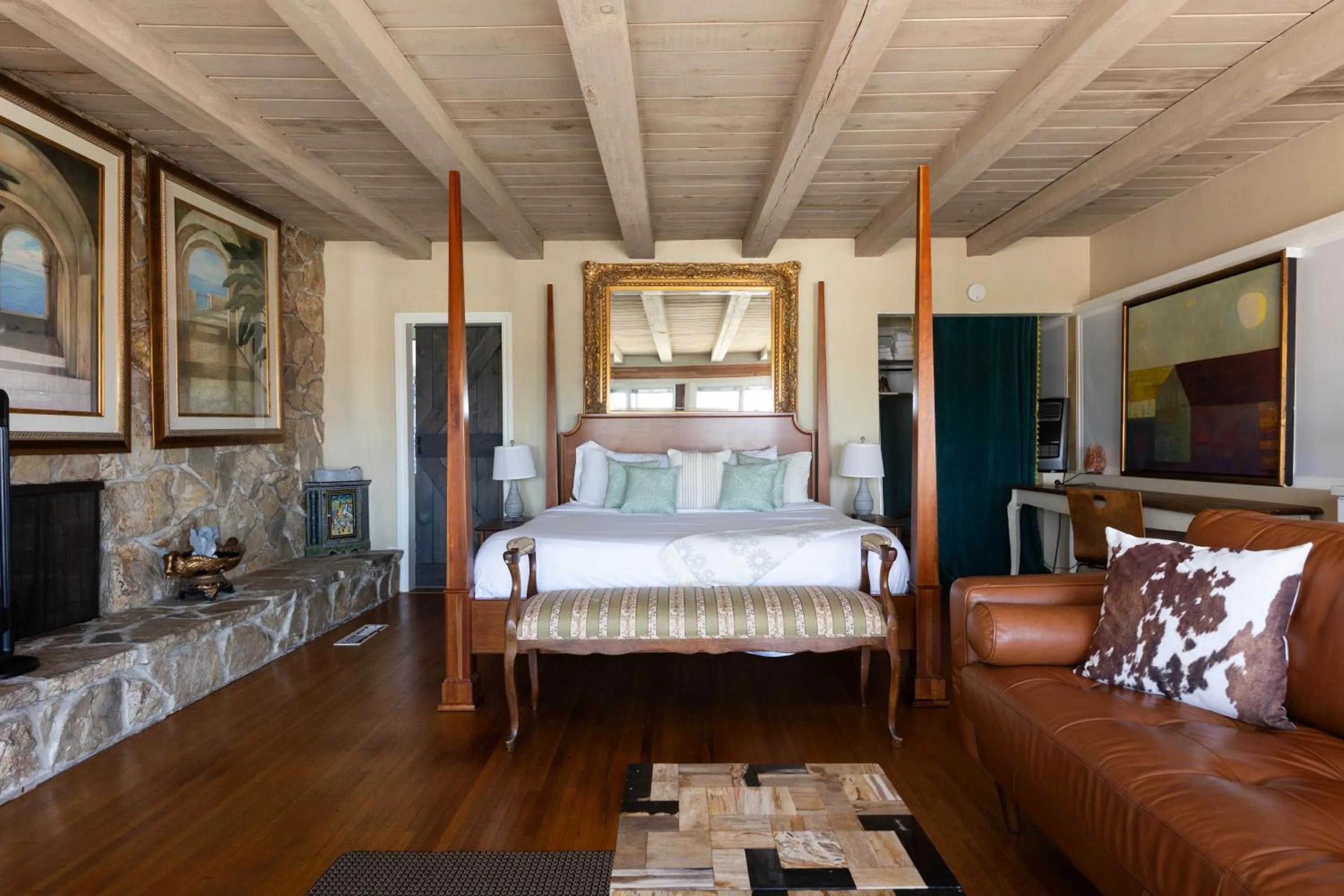 Bed in Overlooking Marina del Rey sailboats, is Green Ginger Playa Del Rey on the bluff,