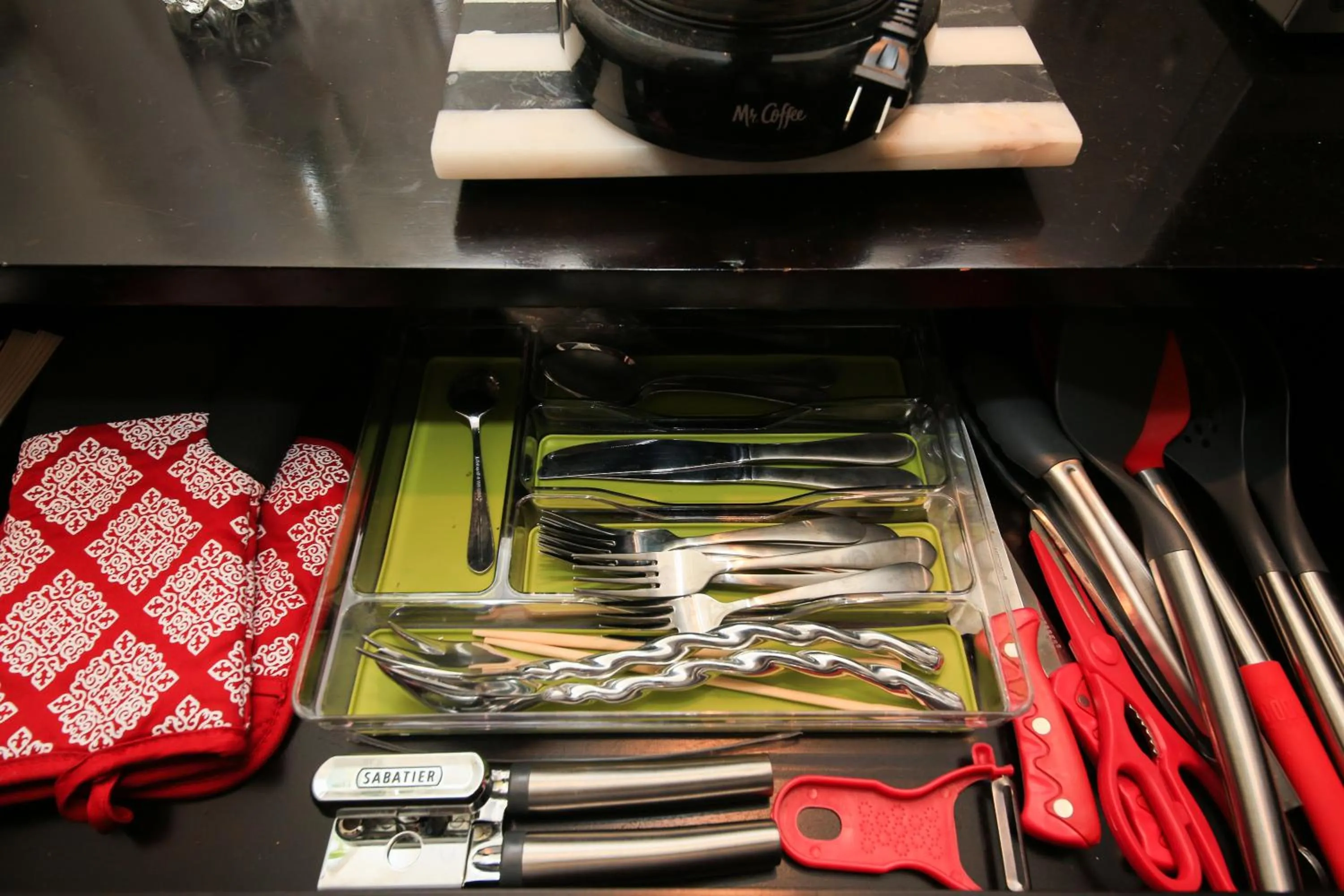 Restaurant/places to eat in Overlooking Marina del Rey sailboats, is Green Ginger Playa Del Rey on the bluff,