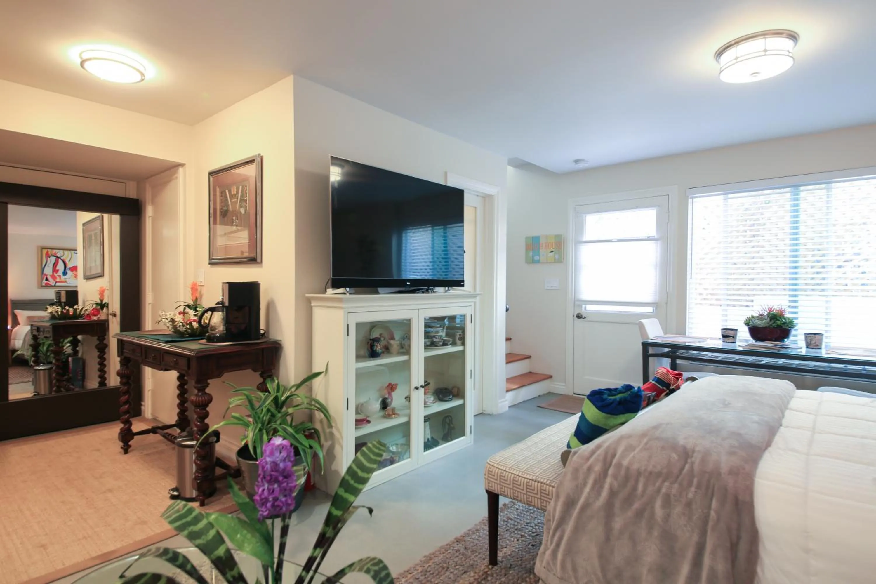 Photo of the whole room, Bed in Overlooking Marina del Rey sailboats, is Green Ginger Playa Del Rey on the bluff,