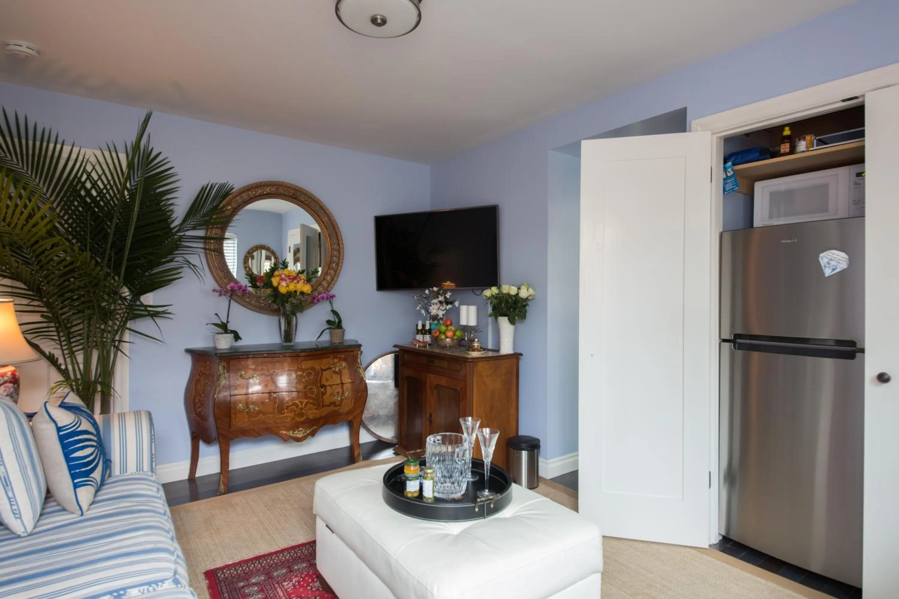 TV and multimedia in Overlooking Marina del Rey sailboats, is Green Ginger Playa Del Rey on the bluff,