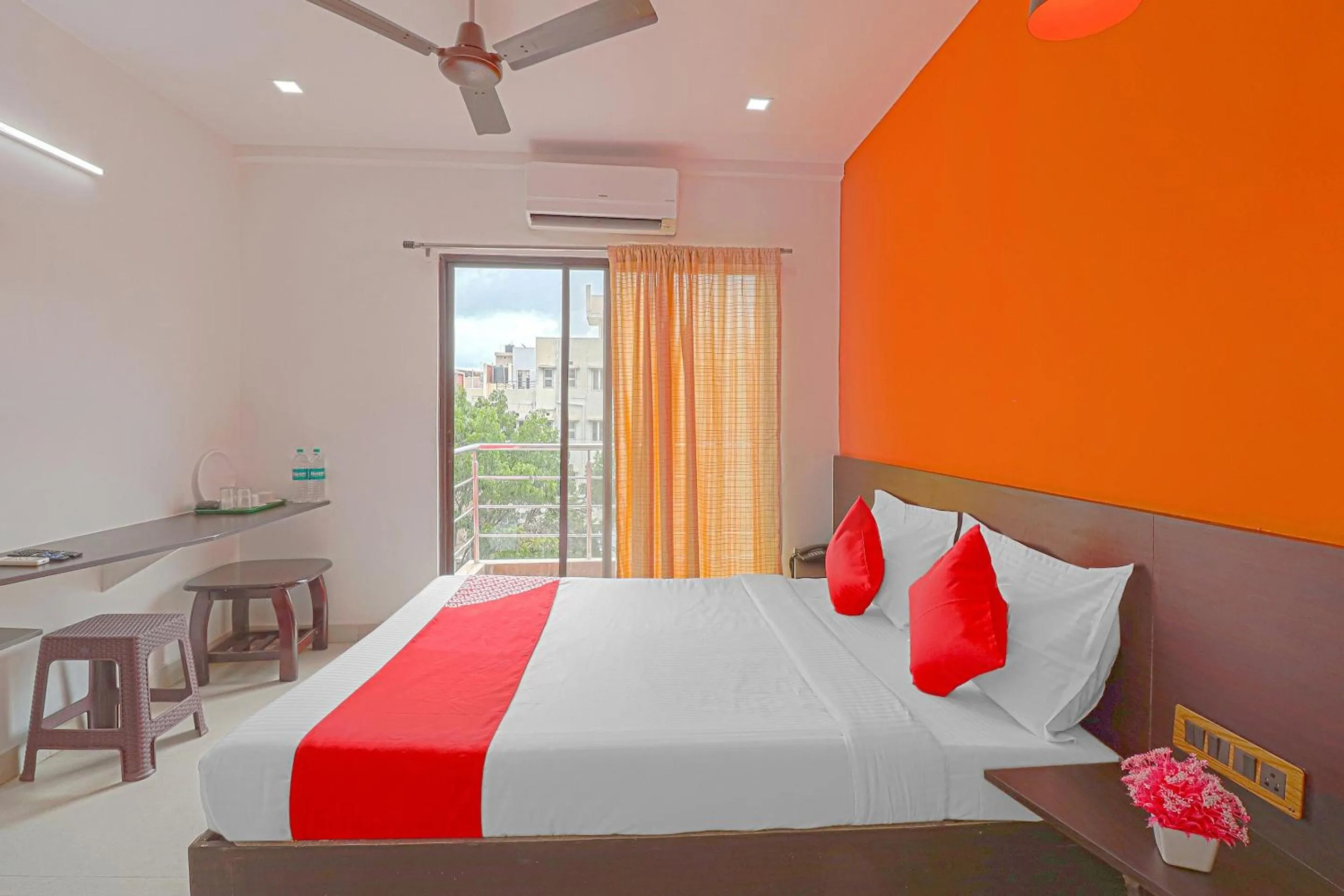 Bedroom, Bed in Hotel O Blooms residency