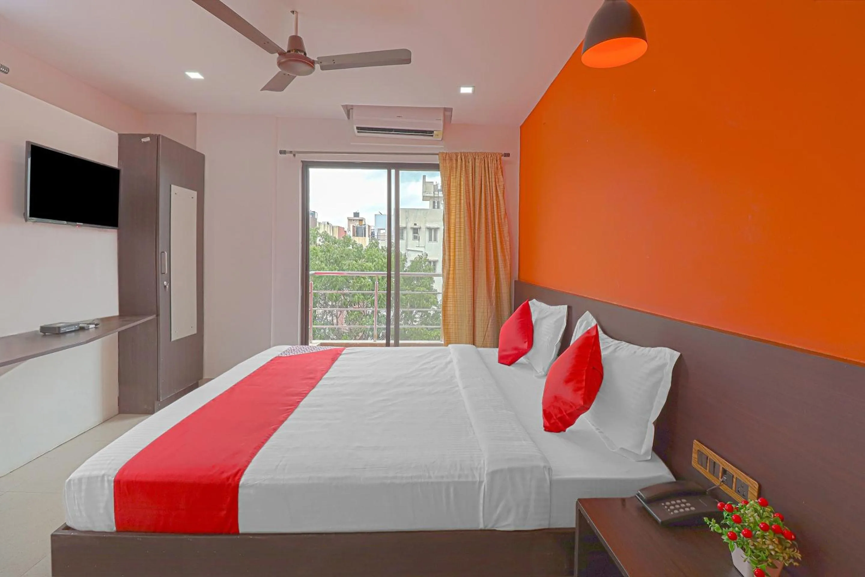 Bedroom, Bed in Hotel O Blooms residency