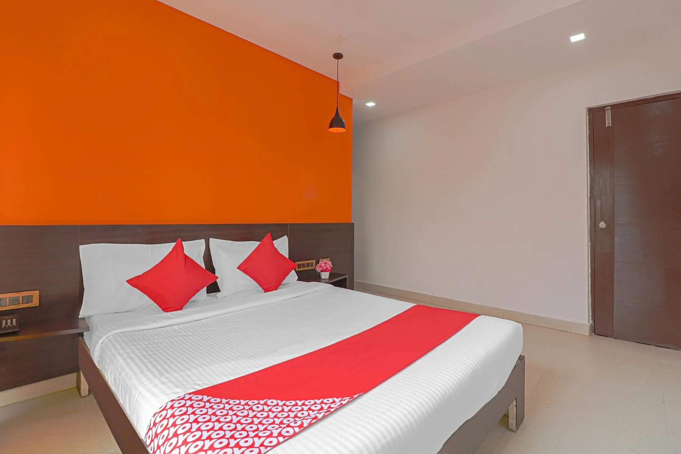 Bedroom, Bed in Hotel O Blooms residency