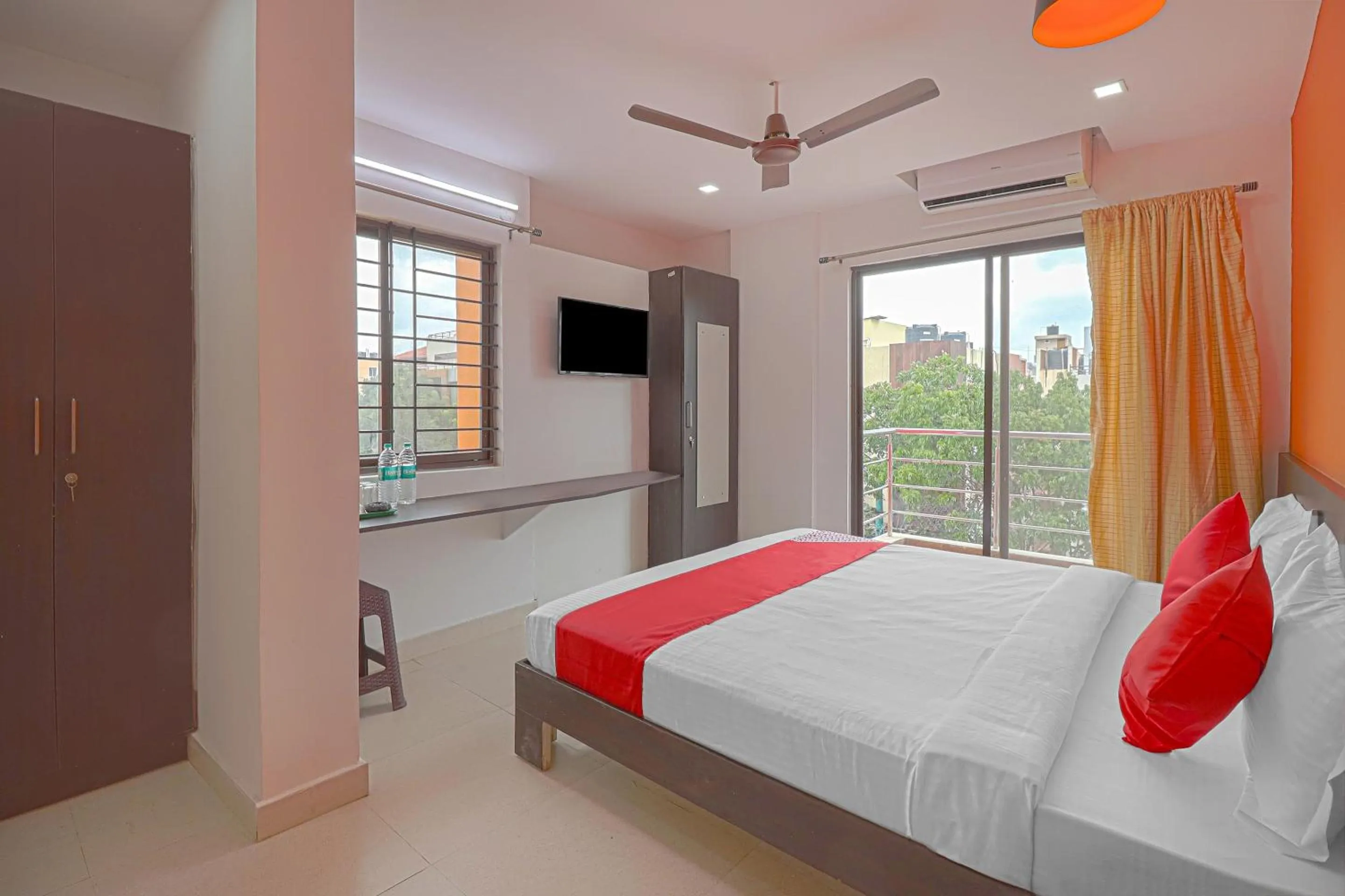 Bedroom, Bed in Hotel O Blooms residency