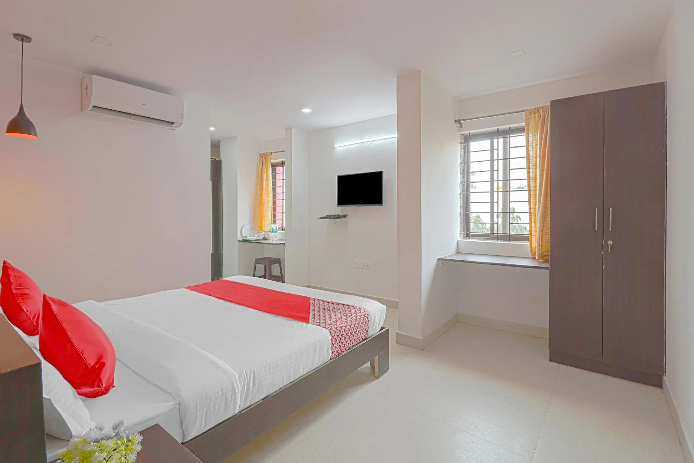 Facade/entrance, Bed in Hotel O Blooms residency