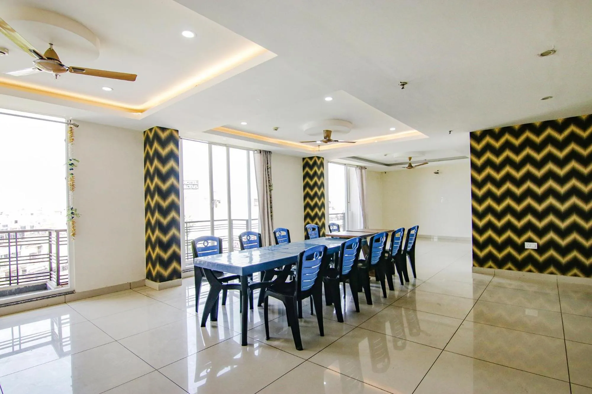 Restaurant/places to eat in FabHotel Lime Wood