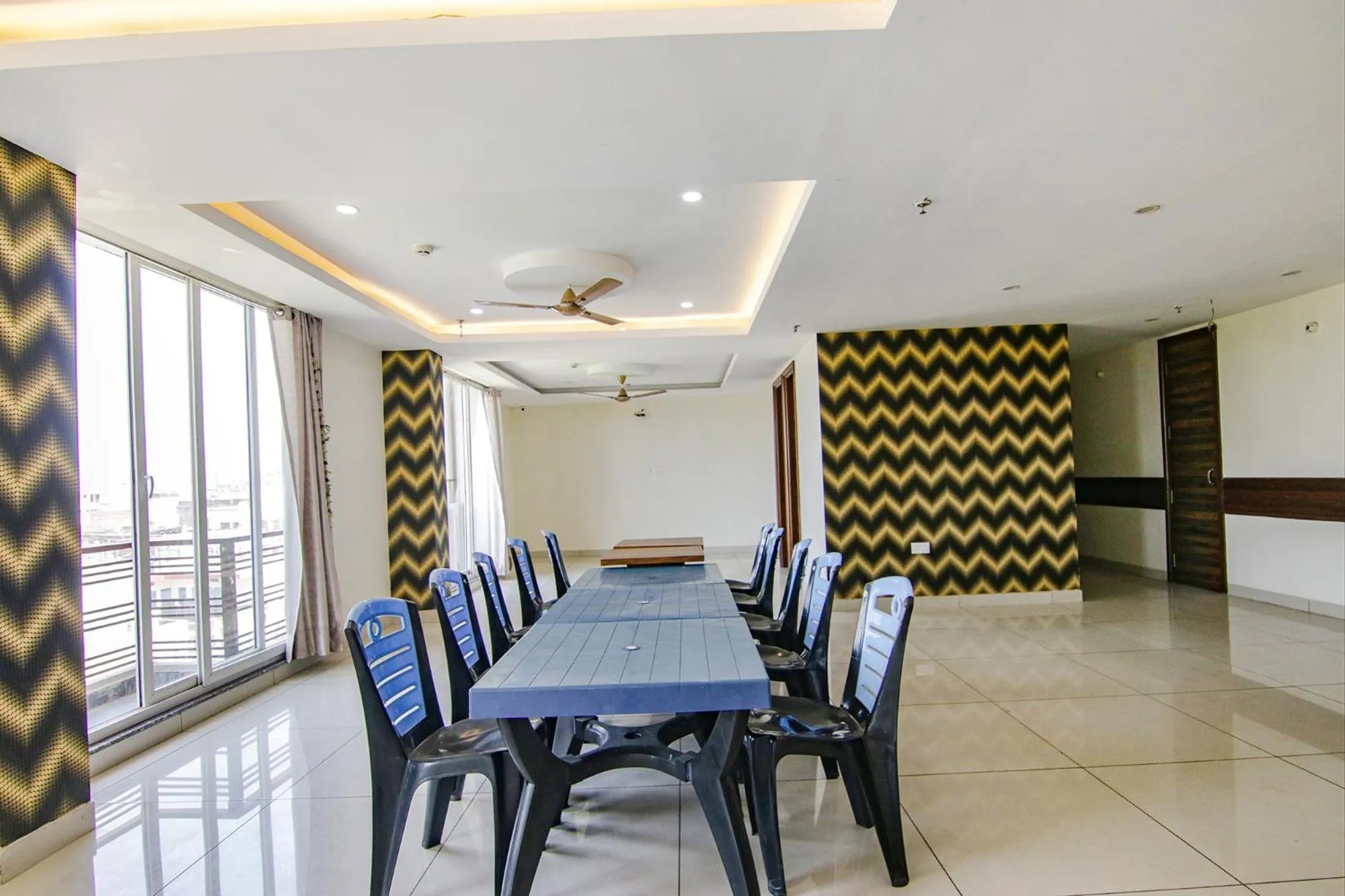 Restaurant/places to eat in FabHotel Lime Wood