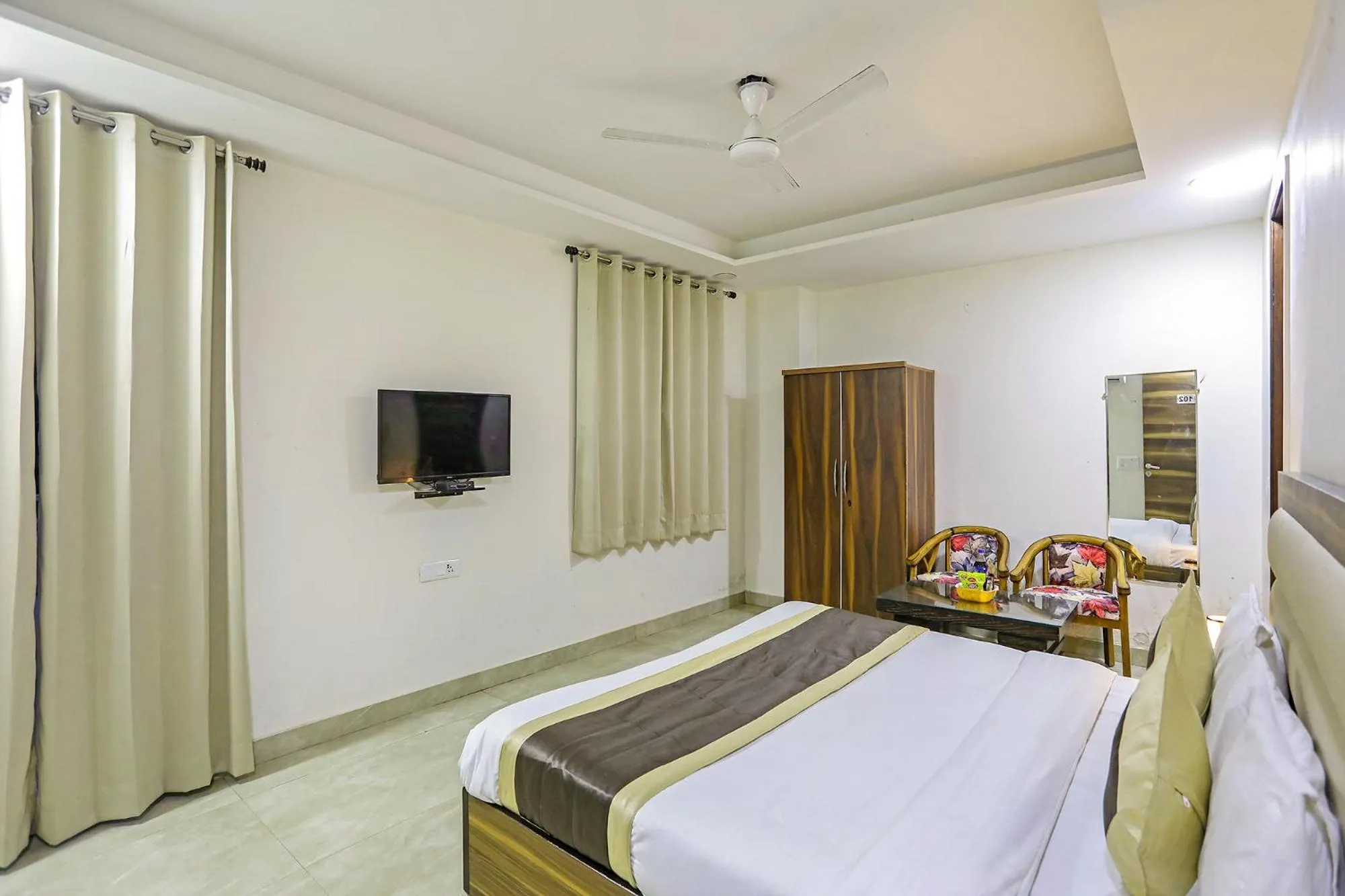 TV and multimedia, Bed in FabHotel White House BNB - Nr Yashobhoomi Convention Centre