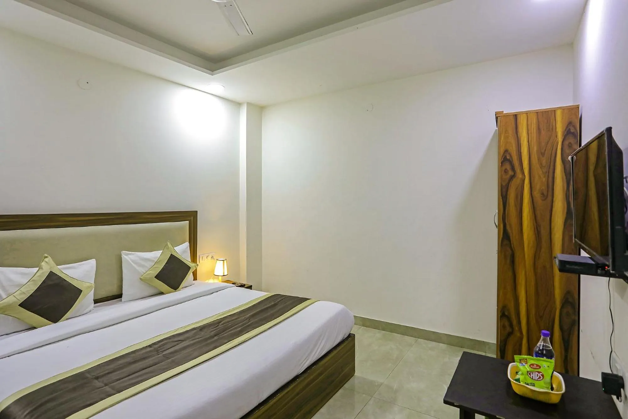 TV and multimedia, Bed in FabHotel White House BNB - Nr Yashobhoomi Convention Centre