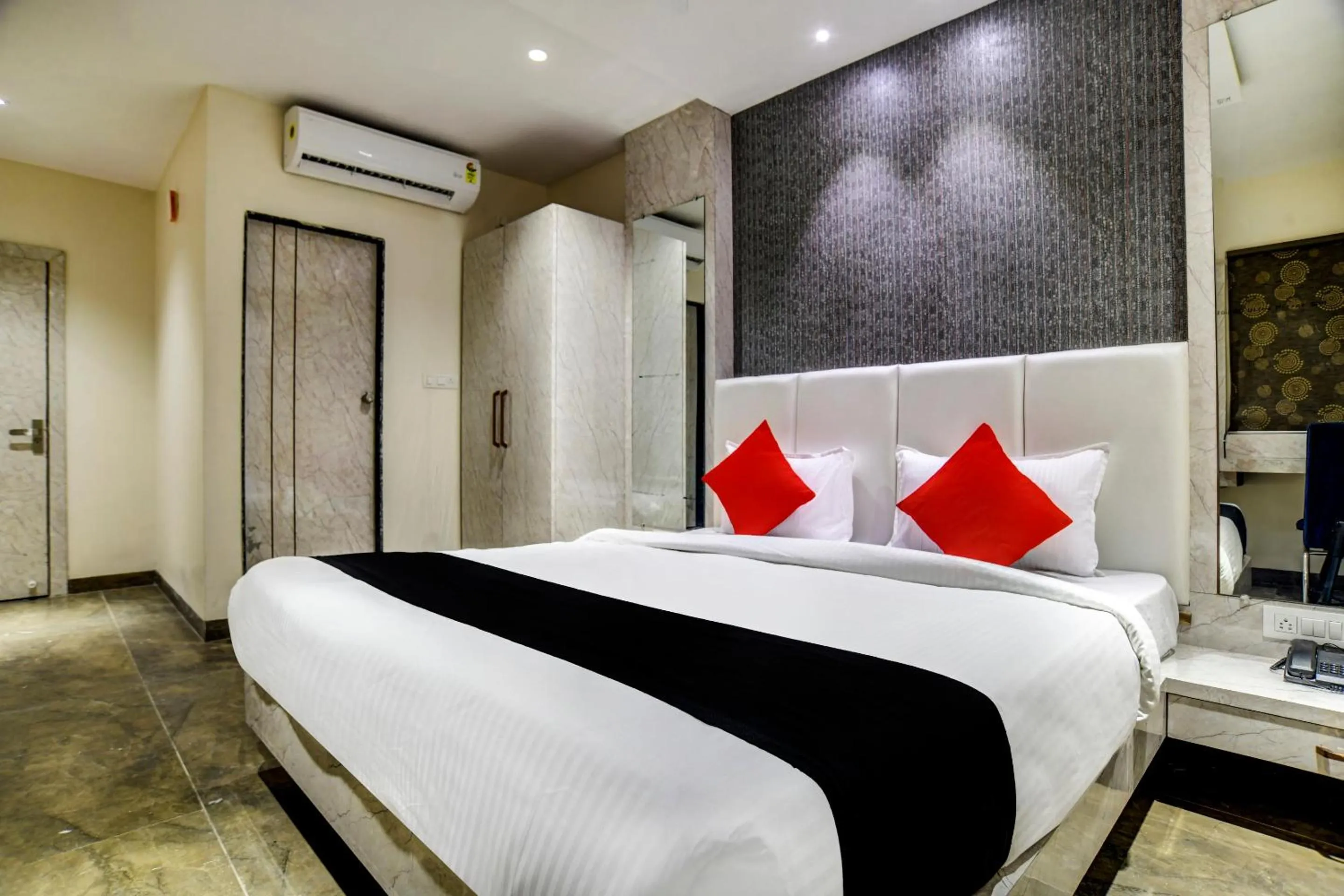 Bathroom, Bed in Capital O Abri Krishna