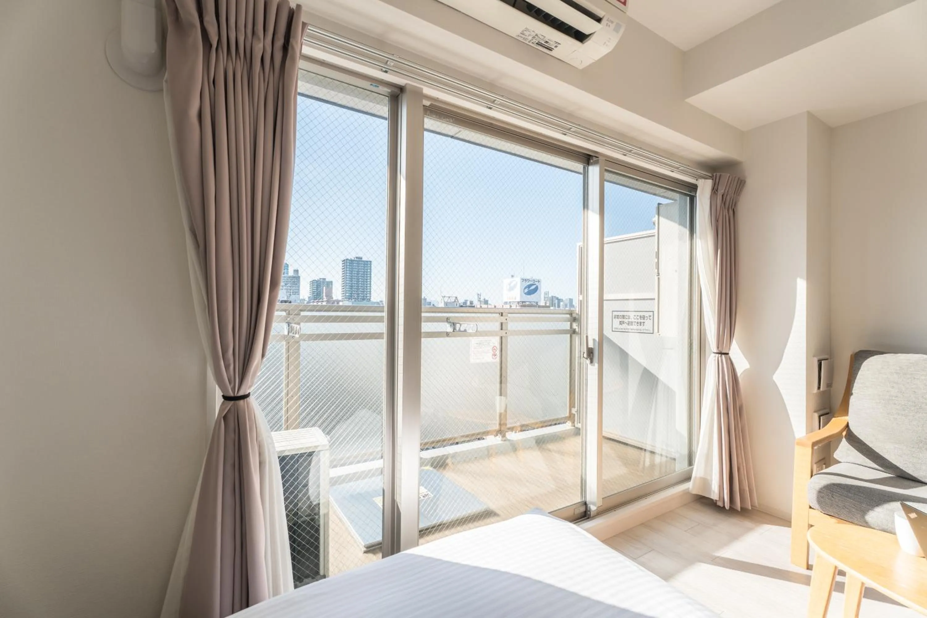 View (from property/room), Bed in ESLEAD HOTEL Osaka Tsuruhashi