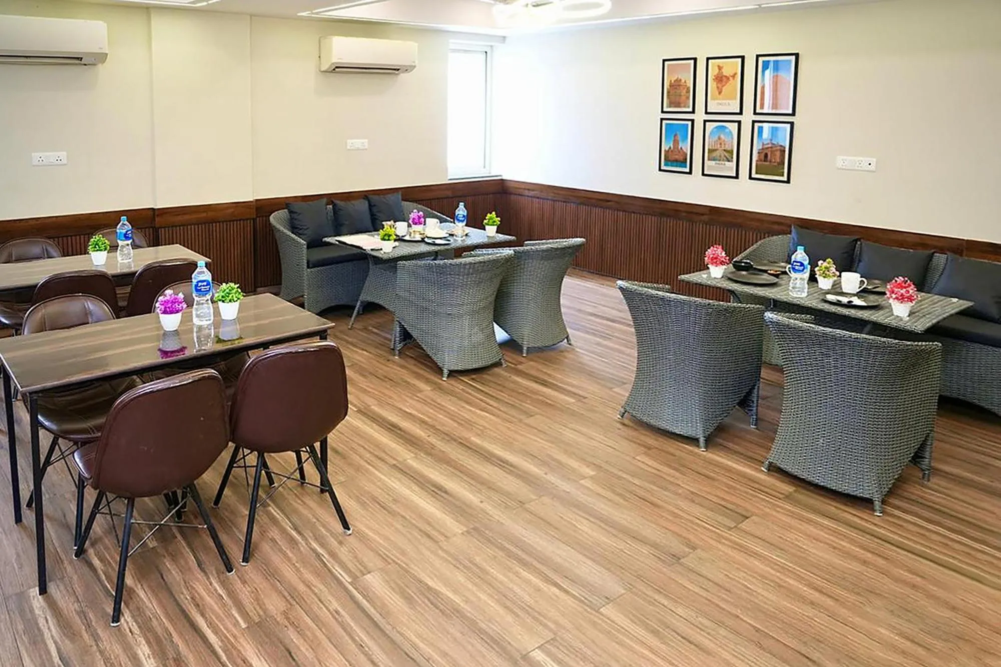 Restaurant/places to eat in FabHotel Kirti Nagar