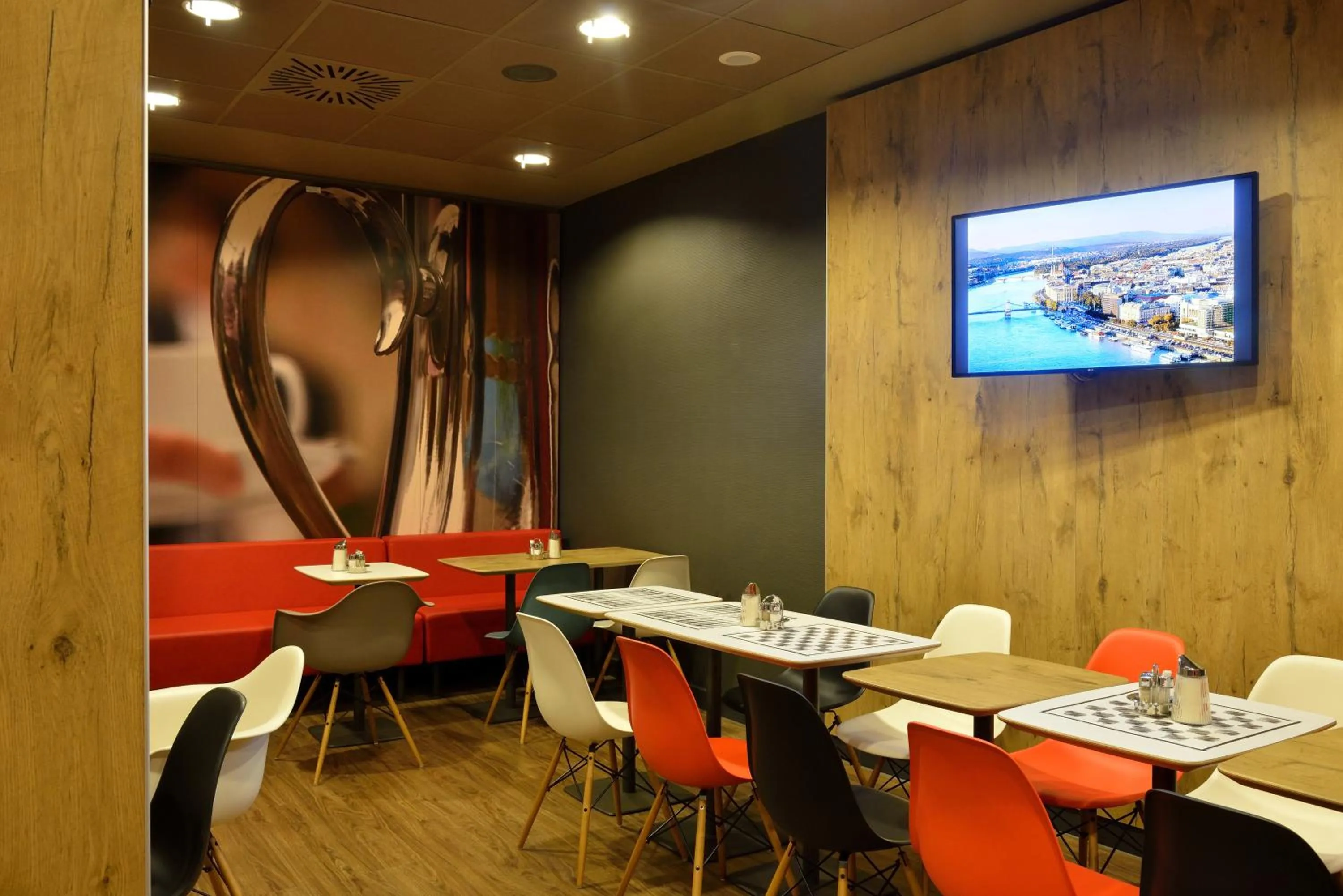 Restaurant/places to eat in Ibis Budapest City
