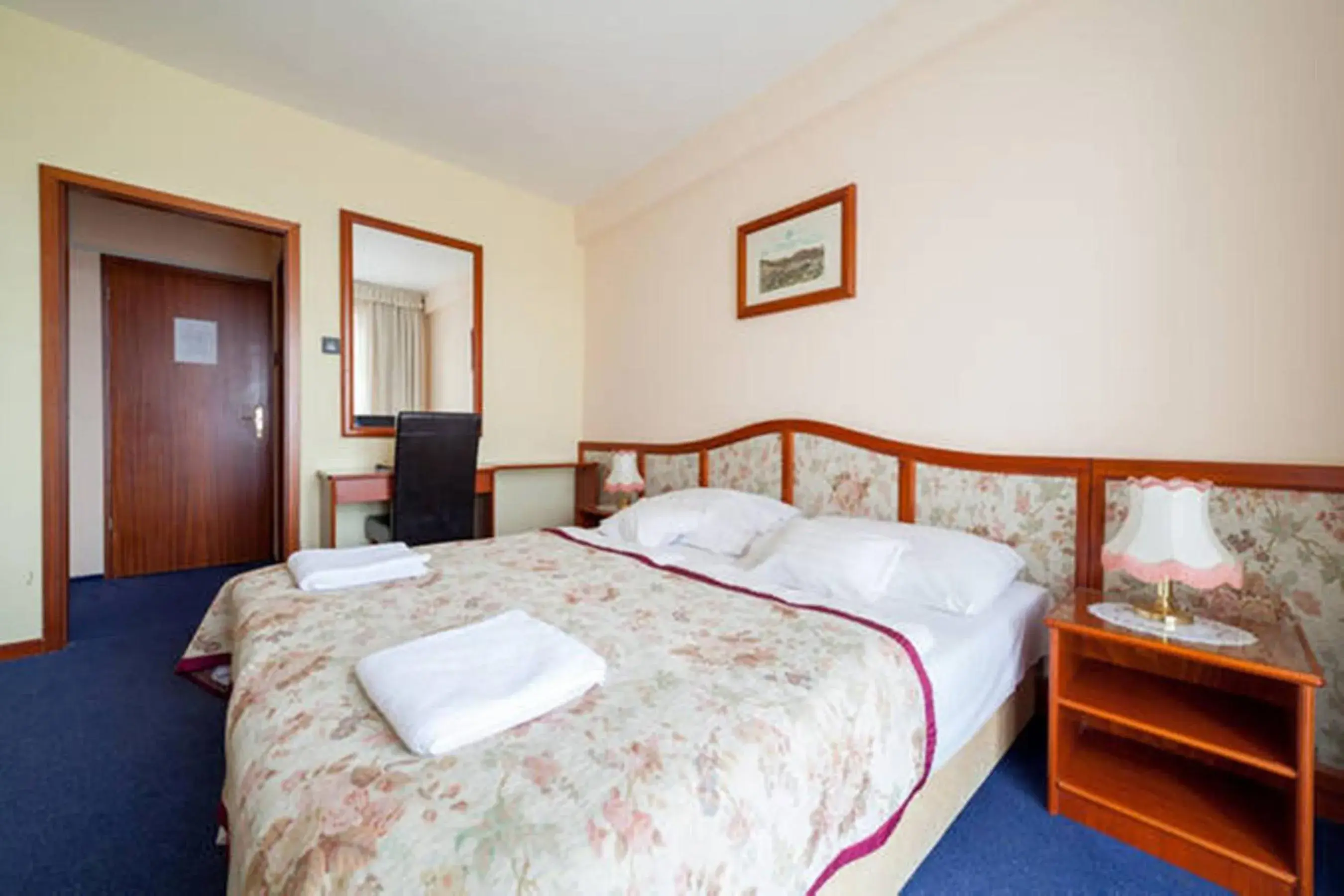 Double or Twin Room with Balcony and Mountain View in Hotel Bobbio Double or Twin Room with Balcony and Mountain View in Hotel Bobbio