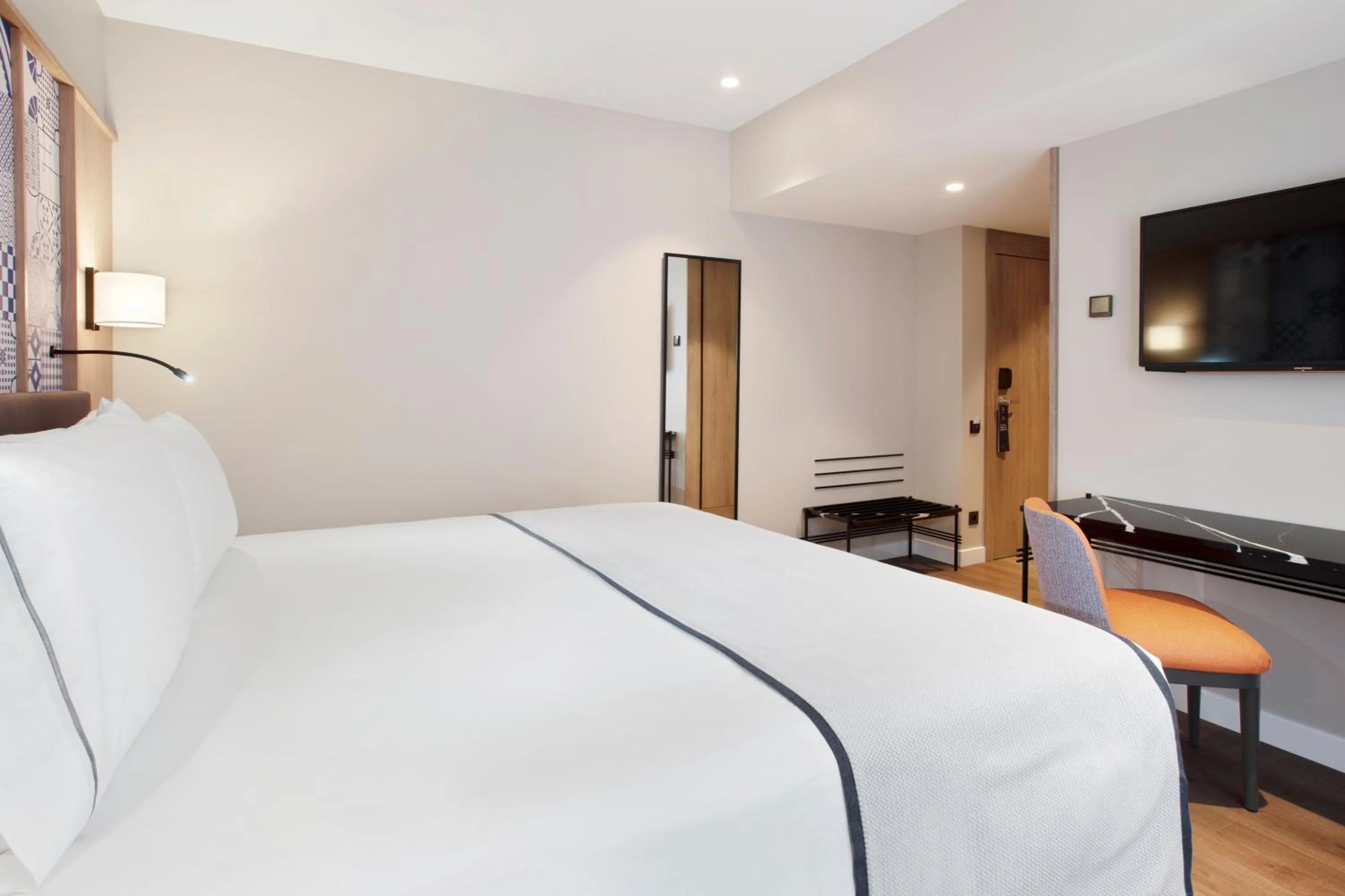 Photo of the whole room, Bed in Eurostars Guadalquivir