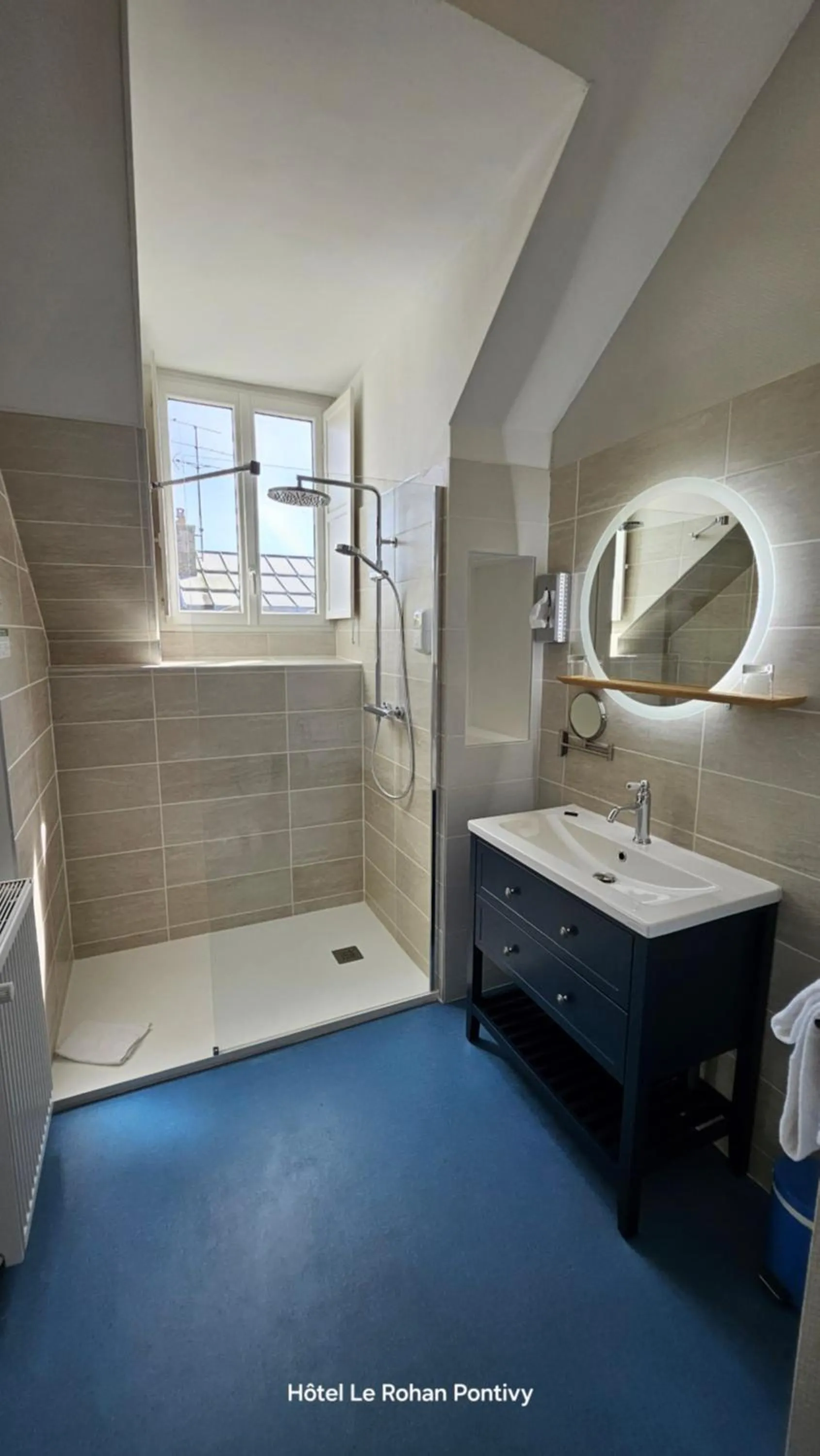 Shower in Hôtel Le Rohan Charme et Caractère