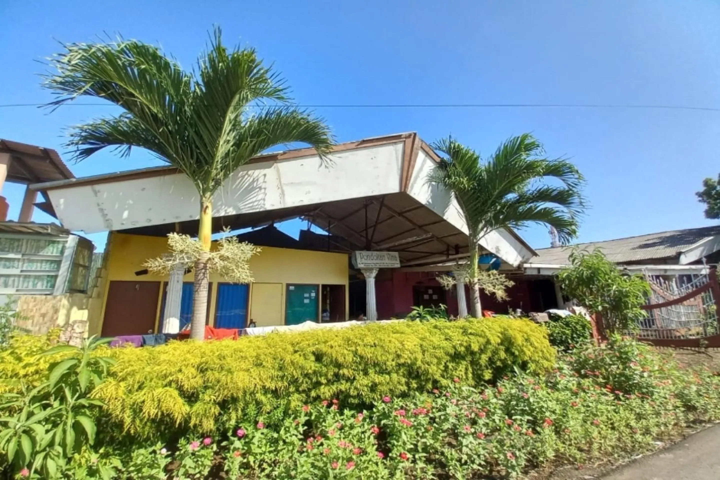 Facade/entrance in OYO 90555 Vina Pavilion