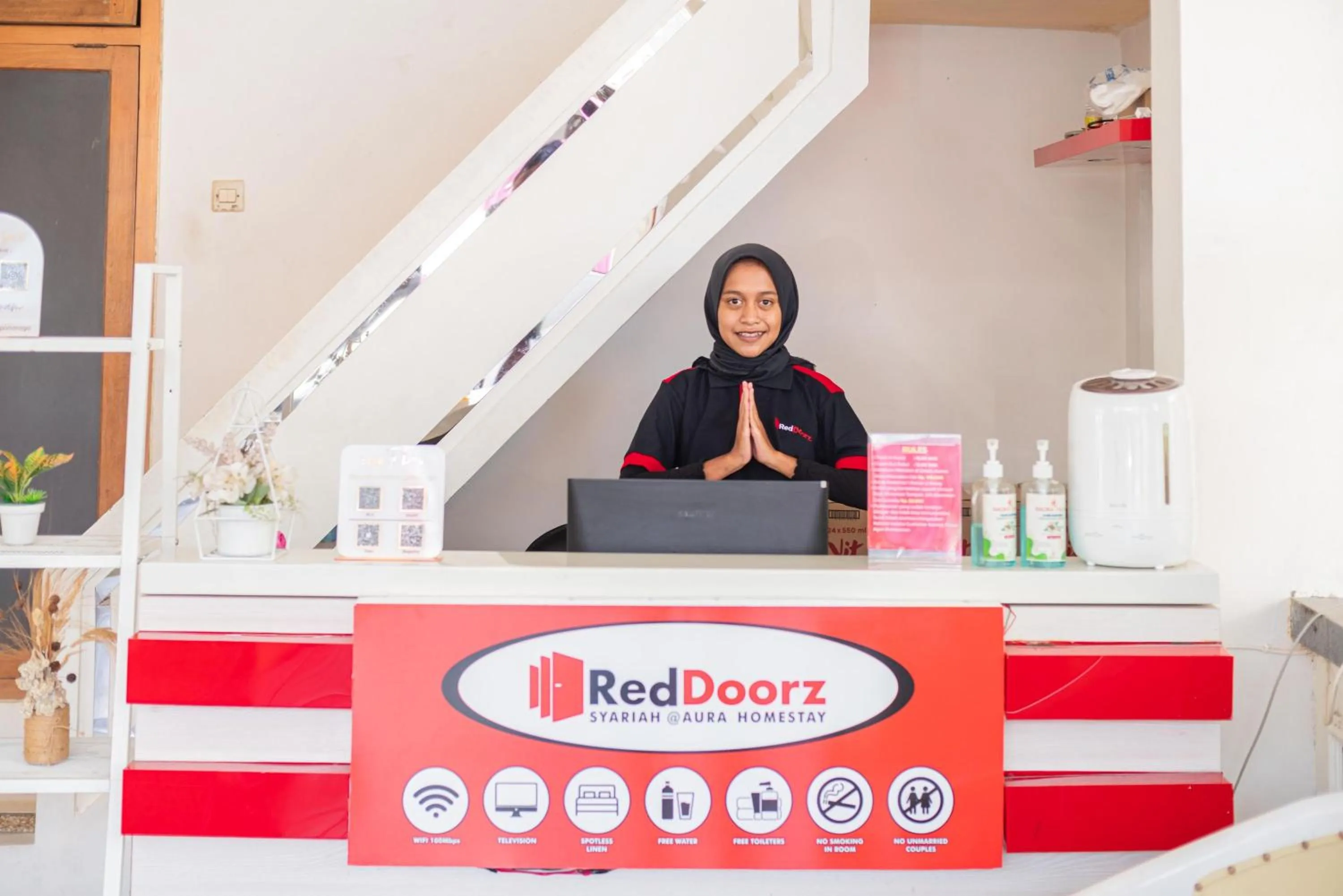 Lobby or reception in RedDoorz Syariah at Aura Homestay