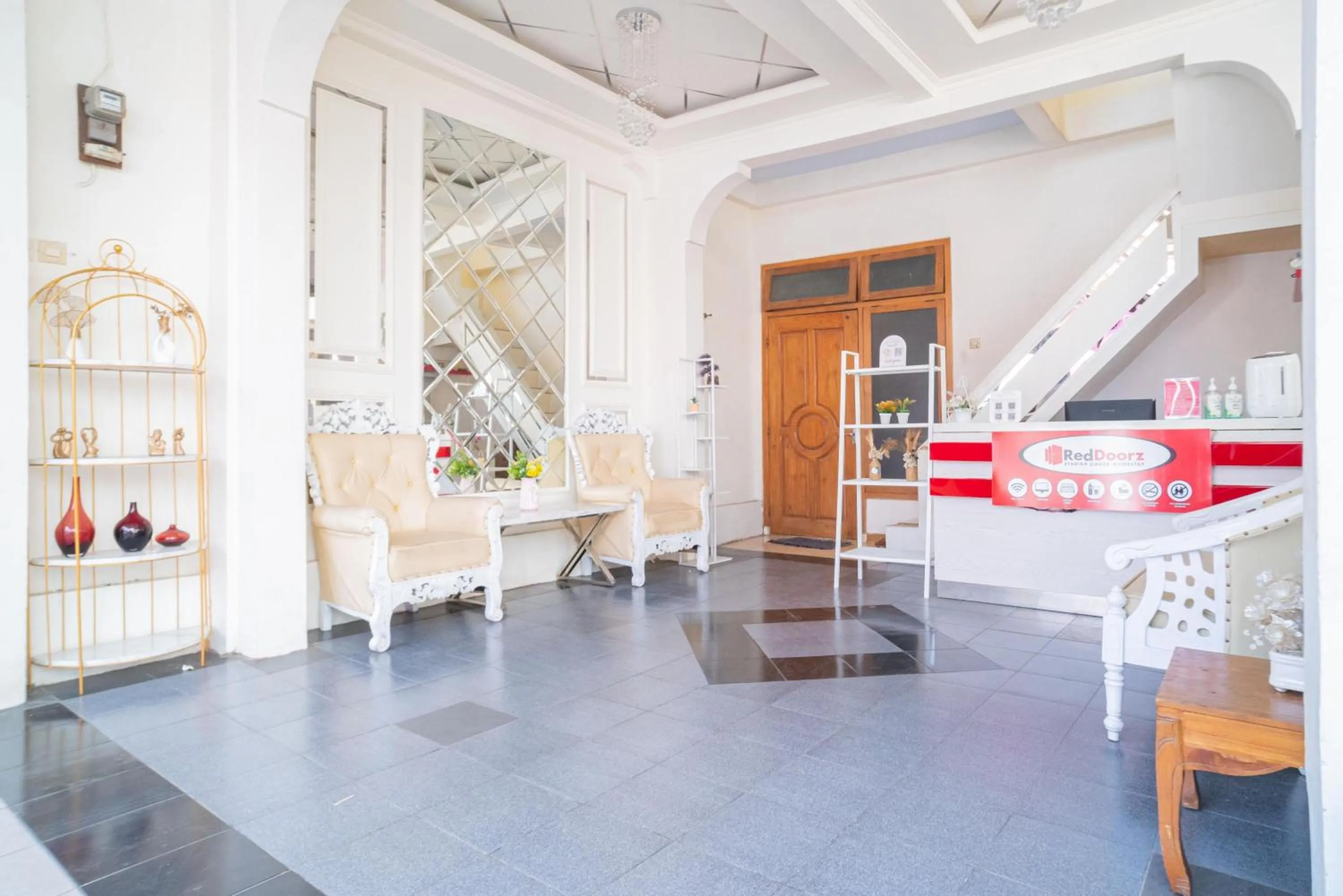 Lobby or reception in RedDoorz Syariah at Aura Homestay