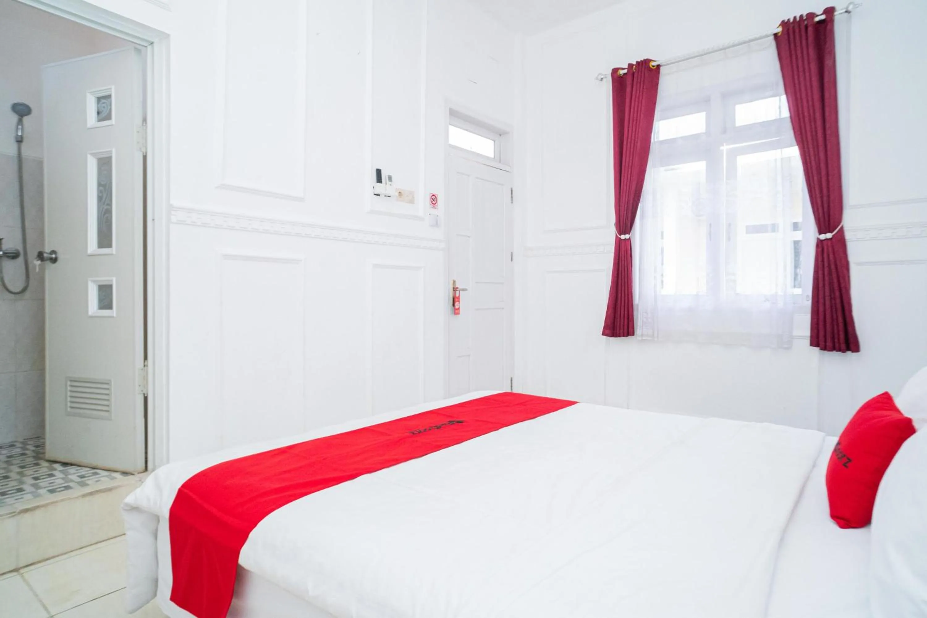 Bedroom, Bed in RedDoorz Syariah at Aura Homestay